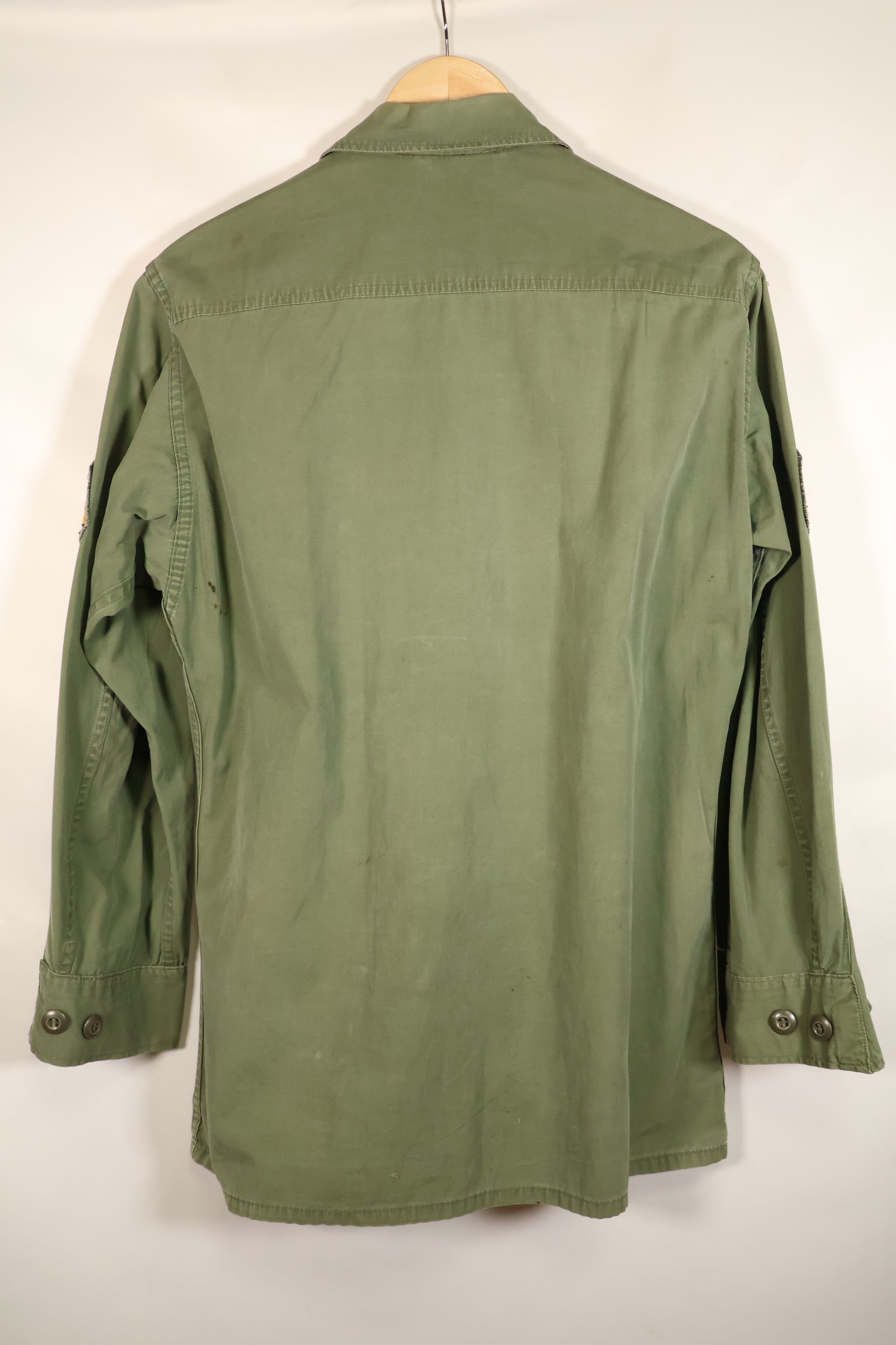 สัญญาประมาณปี 1966–67: เสื้อแจ็คเก็ตพรางลายพรางป่า รุ่นที่ 3 ของ S-R, หมวกเบเรต์สีเขียว, มือสอง