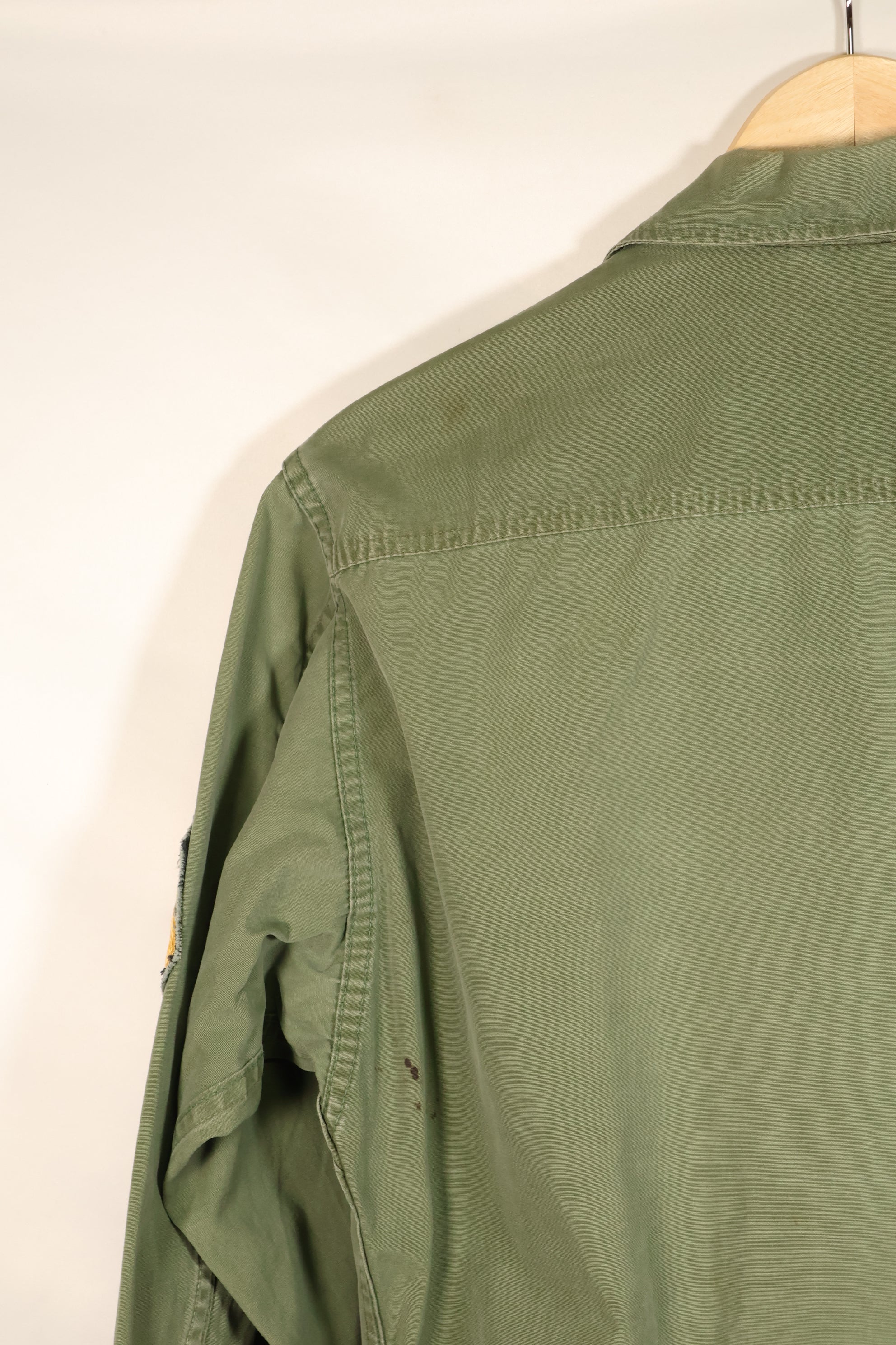 สัญญาประมาณปี 1966–67: เสื้อแจ็คเก็ตพรางลายพรางป่า รุ่นที่ 3 ของ S-R, หมวกเบเรต์สีเขียว, มือสอง