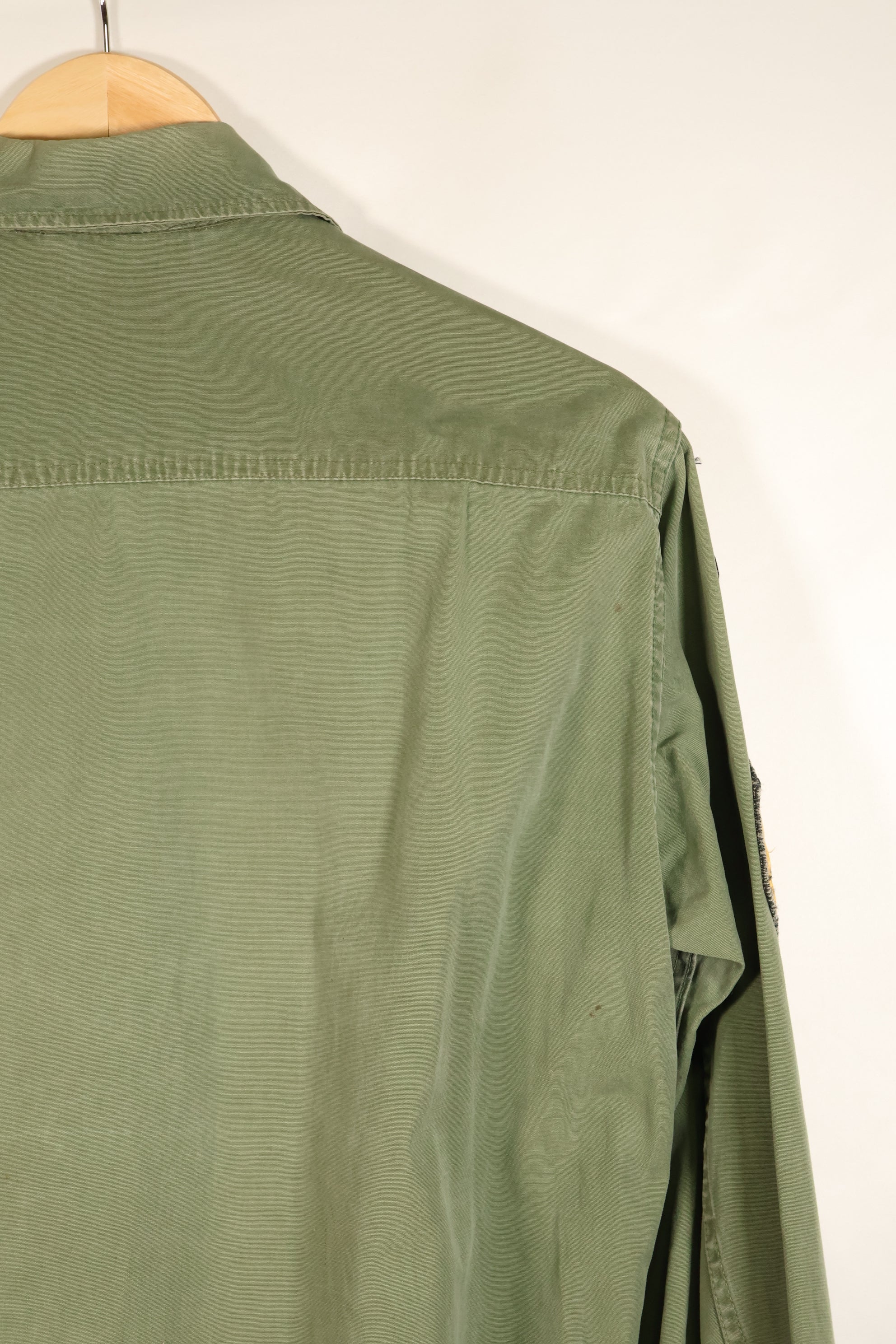 สัญญาประมาณปี 1966–67: เสื้อแจ็คเก็ตพรางลายพรางป่า รุ่นที่ 3 ของ S-R, หมวกเบเรต์สีเขียว, มือสอง