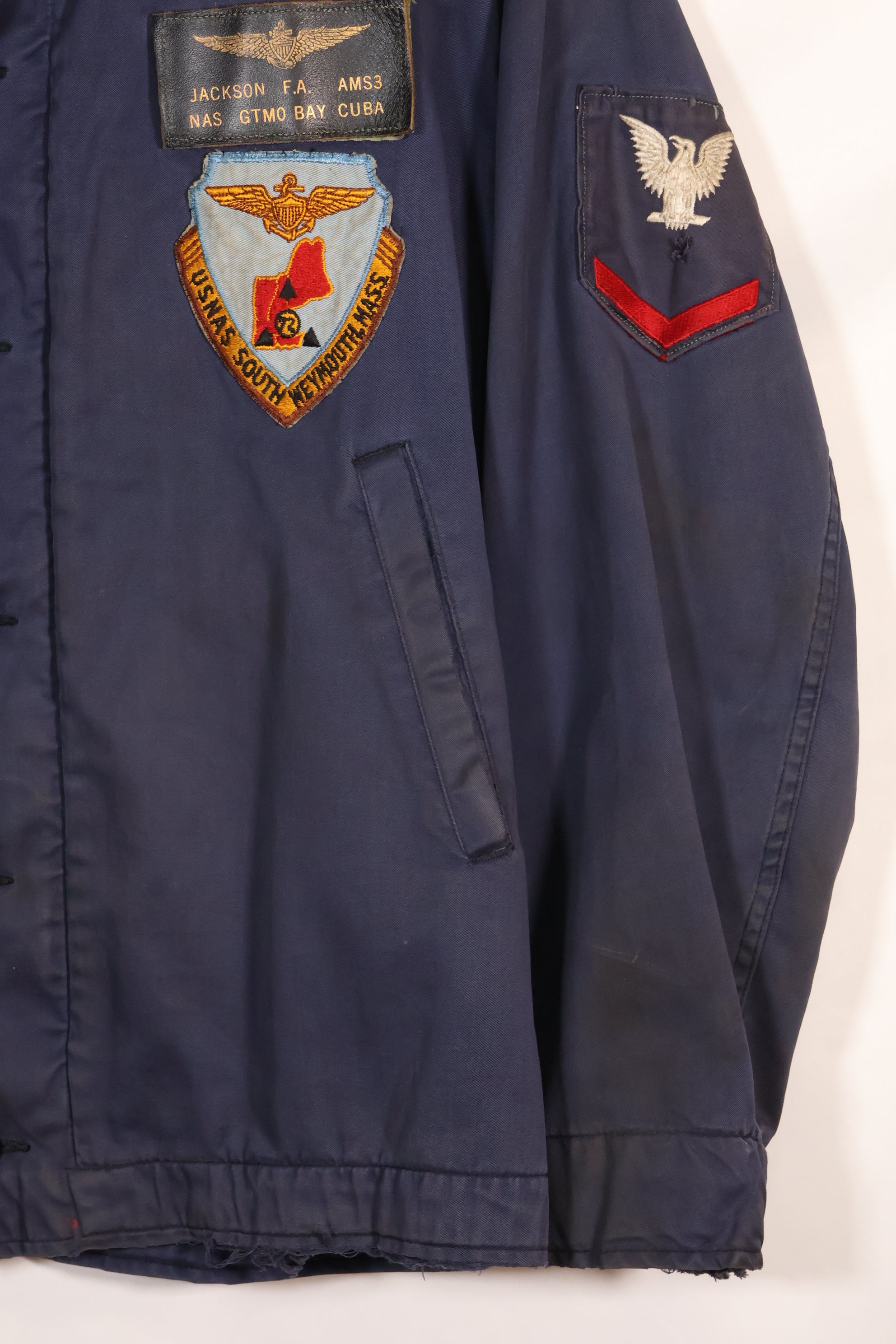 เสื้อแจ็คเก็ตบำรุงรักษาดาดฟ้าสำหรับลาดตระเวนต่อต้านเรือดำน้ำของกองทัพเรือสหรัฐฯ ปี 1968 พร้อมแผ่นป้ายที่ผลิตในท้องถิ่น มือสอง