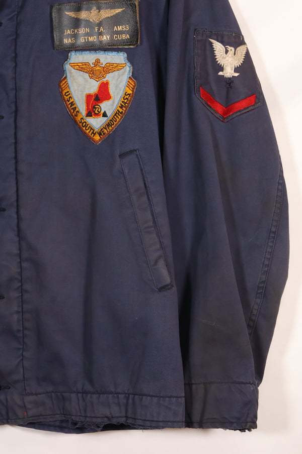 เสื้อแจ็คเก็ตบำรุงรักษาดาดฟ้าสำหรับลาดตระเวนต่อต้านเรือดำน้ำของกองทัพเรือสหรัฐฯ ปี 1968 พร้อมแผ่นป้ายที่ผลิตในท้องถิ่น มือสอง