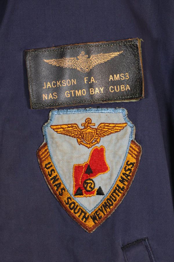 เสื้อแจ็คเก็ตบำรุงรักษาดาดฟ้าสำหรับลาดตระเวนต่อต้านเรือดำน้ำของกองทัพเรือสหรัฐฯ ปี 1968 พร้อมแผ่นป้ายที่ผลิตในท้องถิ่น มือสอง