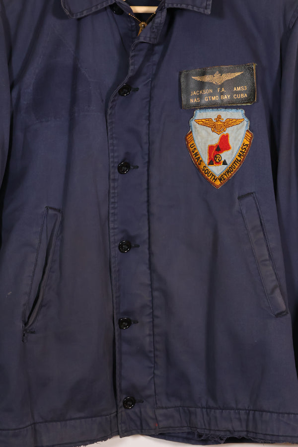 เสื้อแจ็คเก็ตบำรุงรักษาดาดฟ้าสำหรับลาดตระเวนต่อต้านเรือดำน้ำของกองทัพเรือสหรัฐฯ ปี 1968 พร้อมแผ่นป้ายที่ผลิตในท้องถิ่น มือสอง