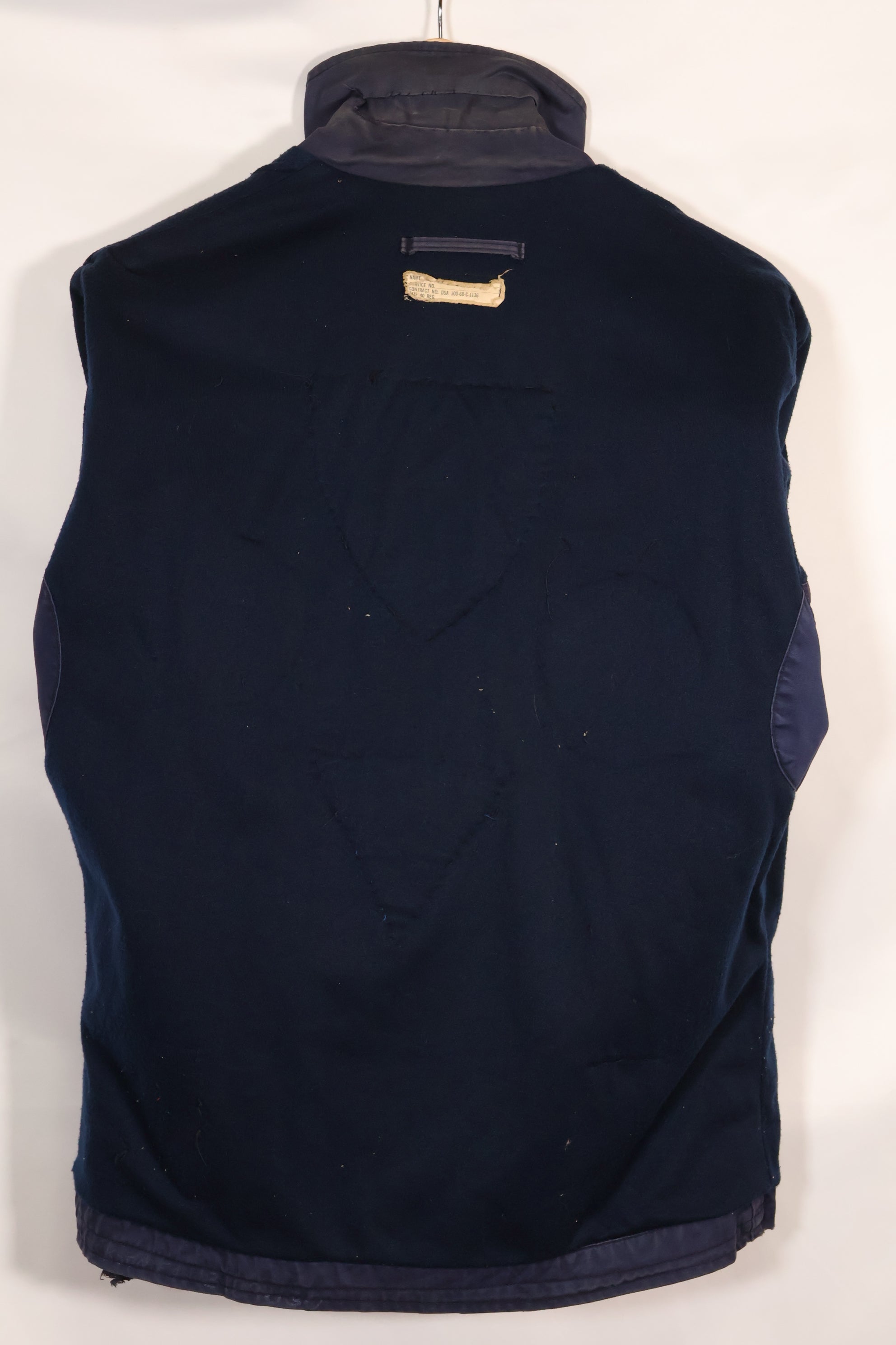 เสื้อแจ็คเก็ตบำรุงรักษาดาดฟ้าสำหรับลาดตระเวนต่อต้านเรือดำน้ำของกองทัพเรือสหรัฐฯ ปี 1968 พร้อมแผ่นป้ายที่ผลิตในท้องถิ่น มือสอง