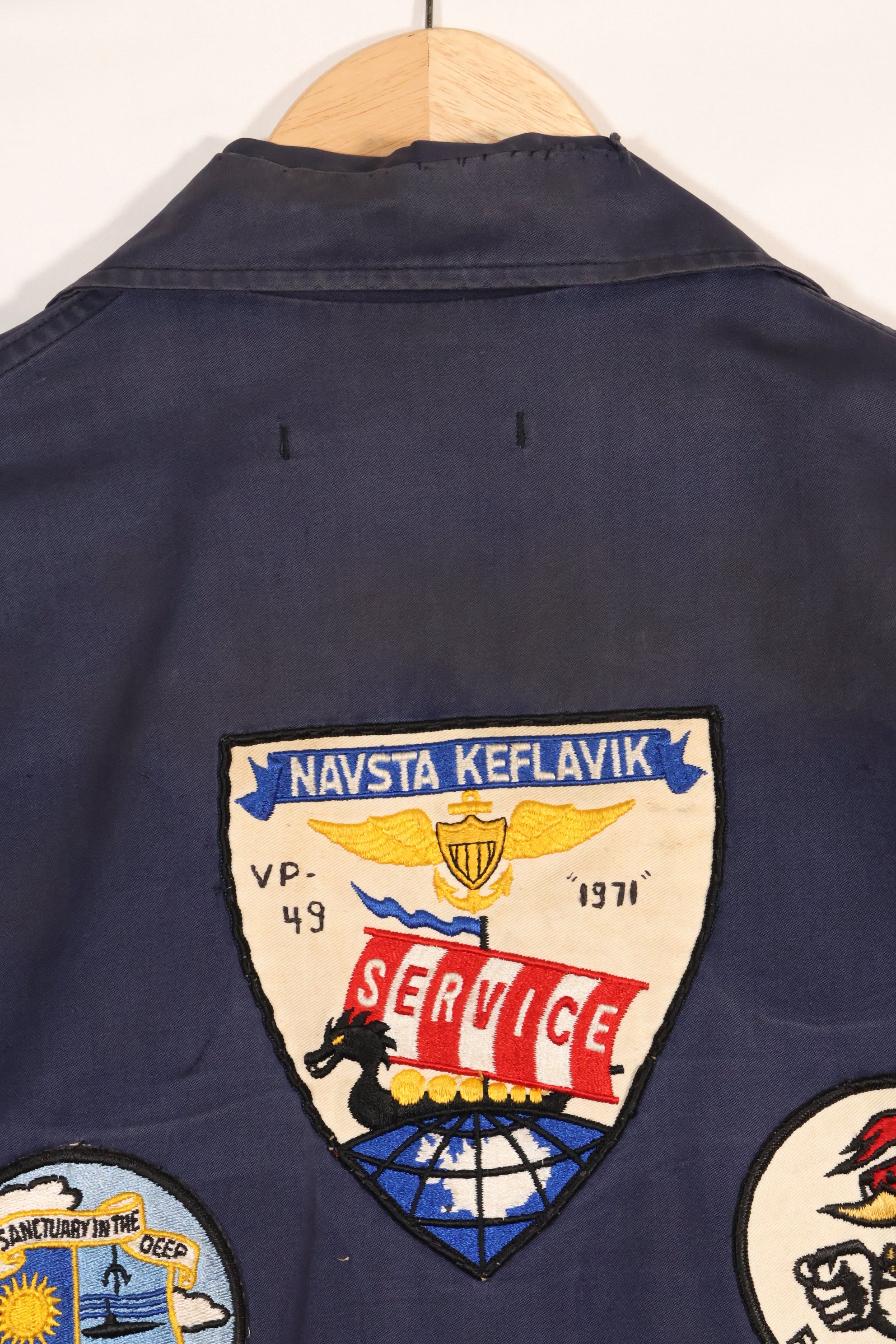 เสื้อแจ็คเก็ตบำรุงรักษาดาดฟ้าสำหรับลาดตระเวนต่อต้านเรือดำน้ำของกองทัพเรือสหรัฐฯ ปี 1968 พร้อมแผ่นป้ายที่ผลิตในท้องถิ่น มือสอง