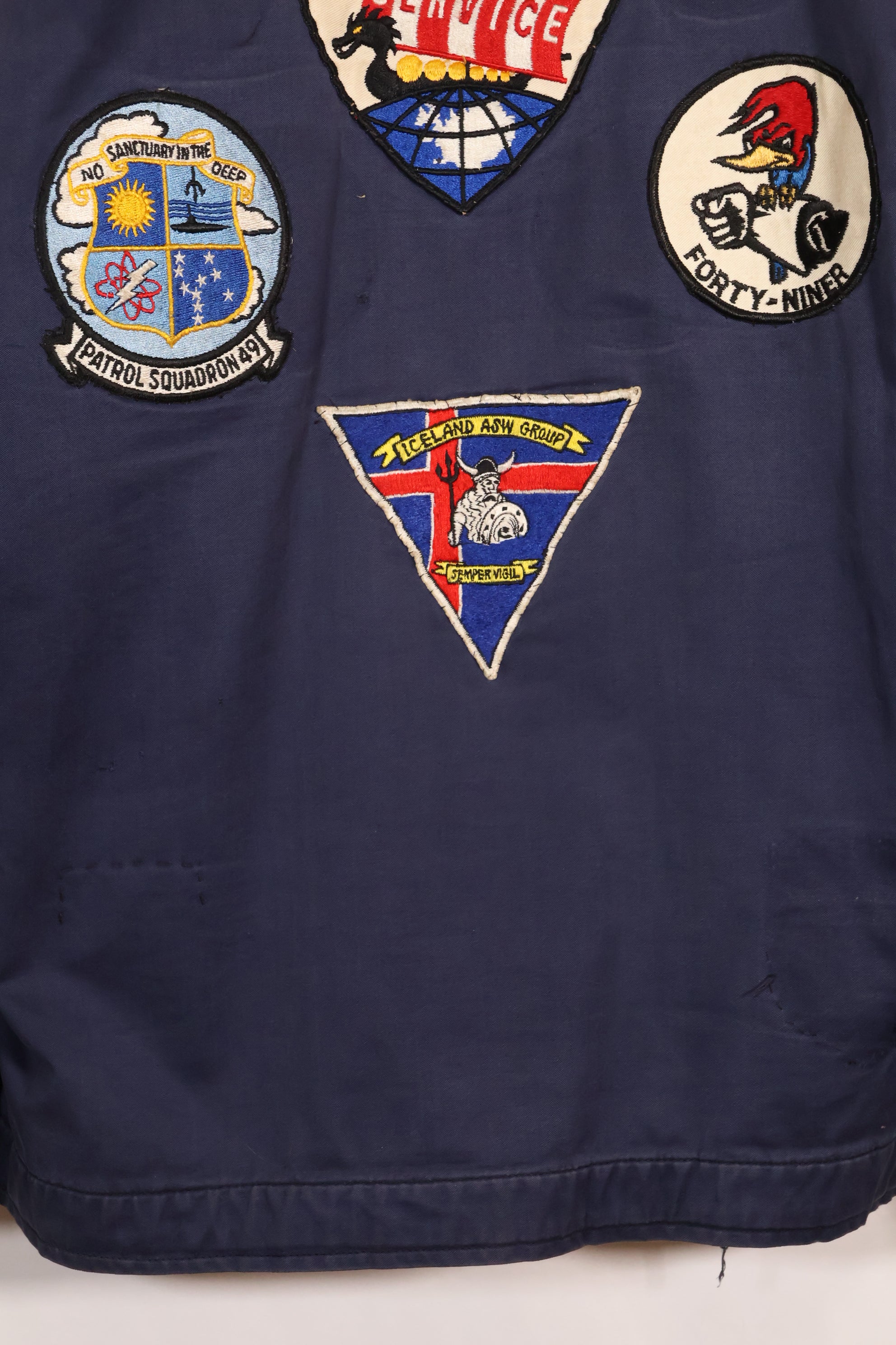 เสื้อแจ็คเก็ตบำรุงรักษาดาดฟ้าสำหรับลาดตระเวนต่อต้านเรือดำน้ำของกองทัพเรือสหรัฐฯ ปี 1968 พร้อมแผ่นป้ายที่ผลิตในท้องถิ่น มือสอง