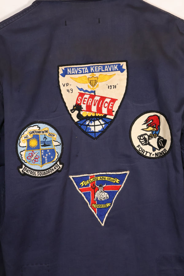 เสื้อแจ็คเก็ตบำรุงรักษาดาดฟ้าสำหรับลาดตระเวนต่อต้านเรือดำน้ำของกองทัพเรือสหรัฐฯ ปี 1968 พร้อมแผ่นป้ายที่ผลิตในท้องถิ่น มือสอง