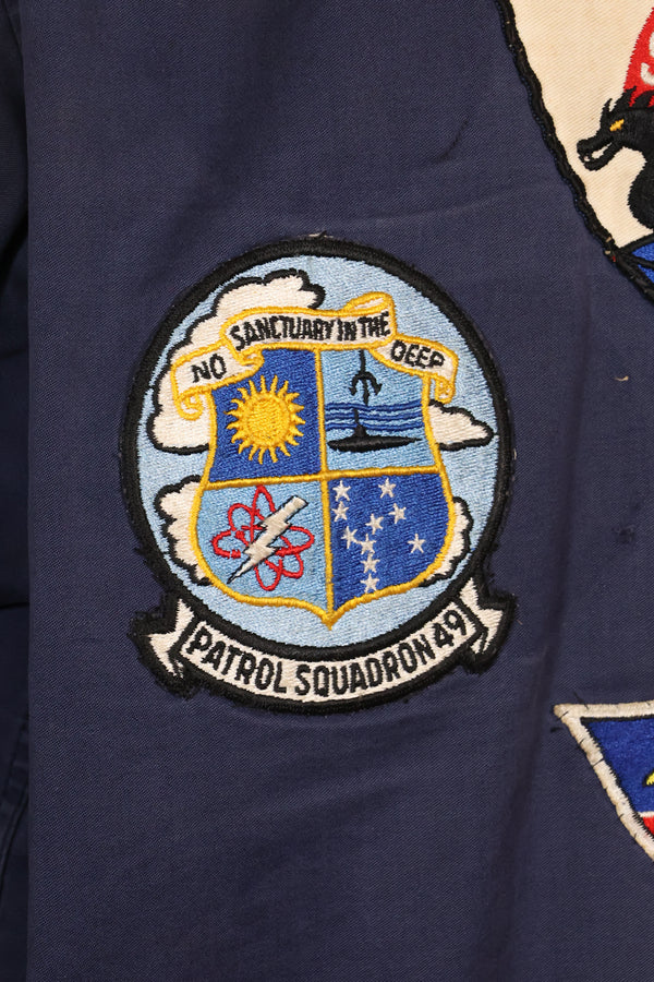 เสื้อแจ็คเก็ตบำรุงรักษาดาดฟ้าสำหรับลาดตระเวนต่อต้านเรือดำน้ำของกองทัพเรือสหรัฐฯ ปี 1968 พร้อมแผ่นป้ายที่ผลิตในท้องถิ่น มือสอง