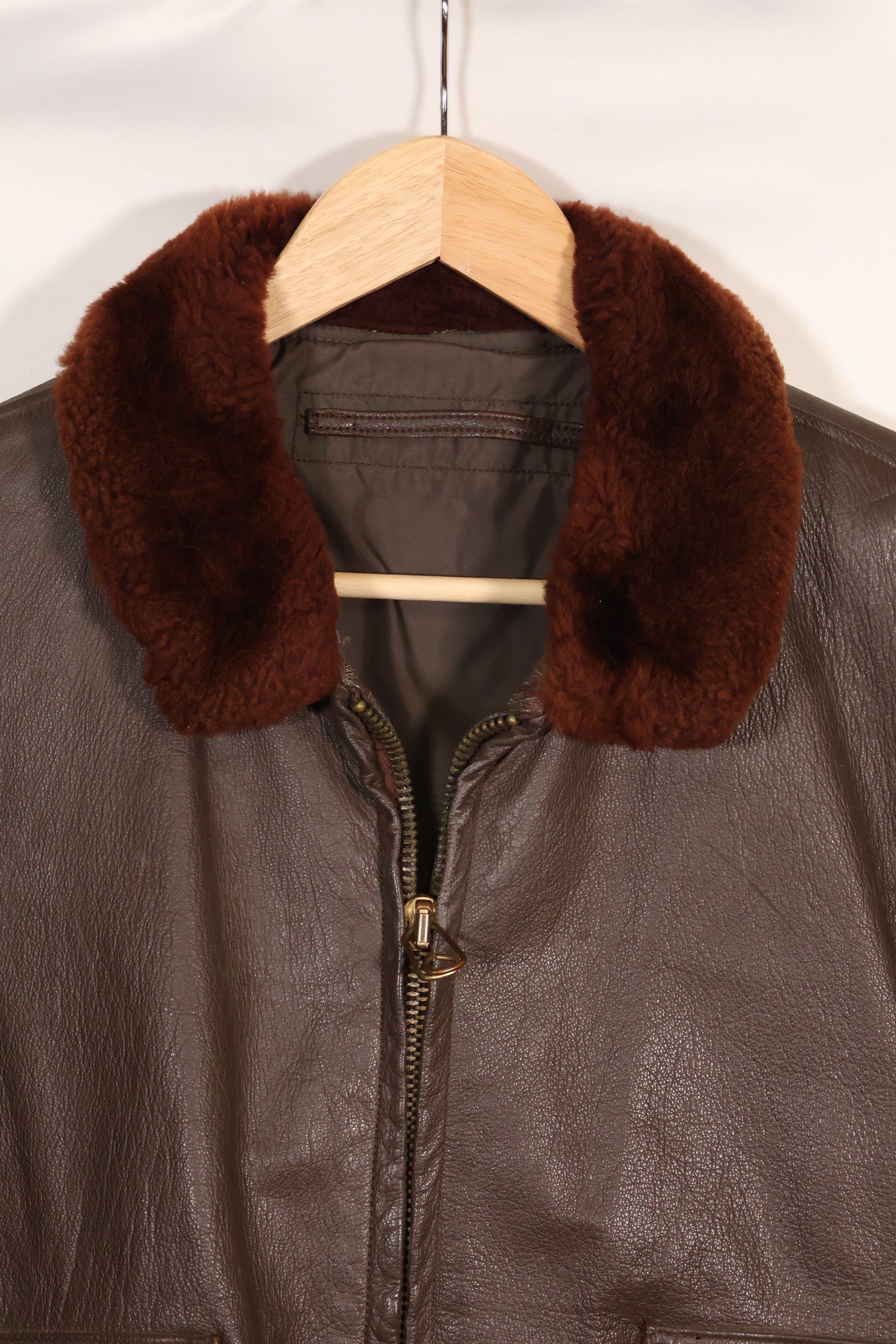 เสื้อแจ็คเก็ต G-1 Flight Jacket ของกองทัพเรือสหรัฐฯ มือสองจากช่วงปี 1950-1960 ไม่มีฉลากสัญญา