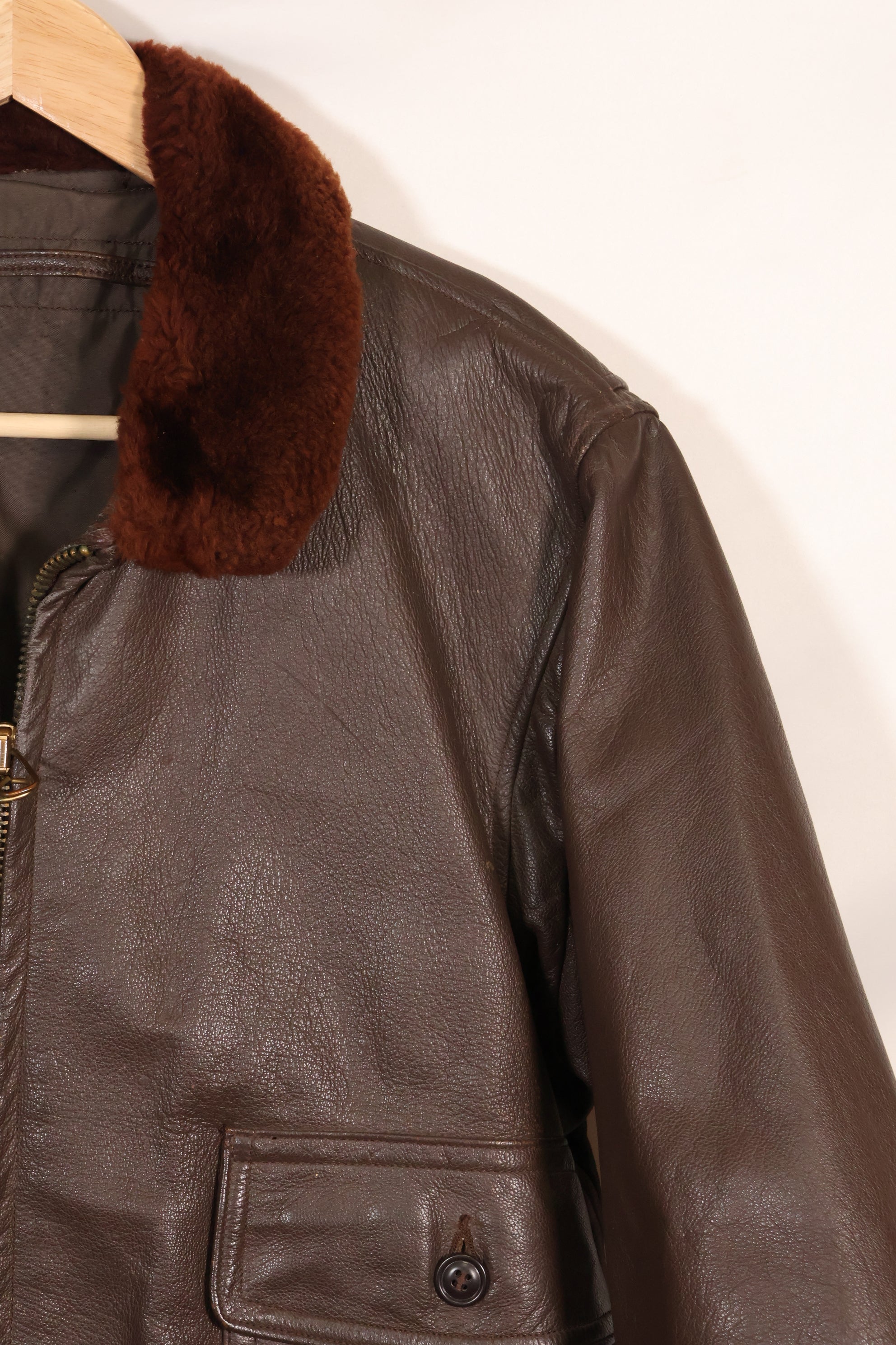 เสื้อแจ็คเก็ต G-1 Flight Jacket ของกองทัพเรือสหรัฐฯ มือสองจากช่วงปี 1950-1960 ไม่มีฉลากสัญญา