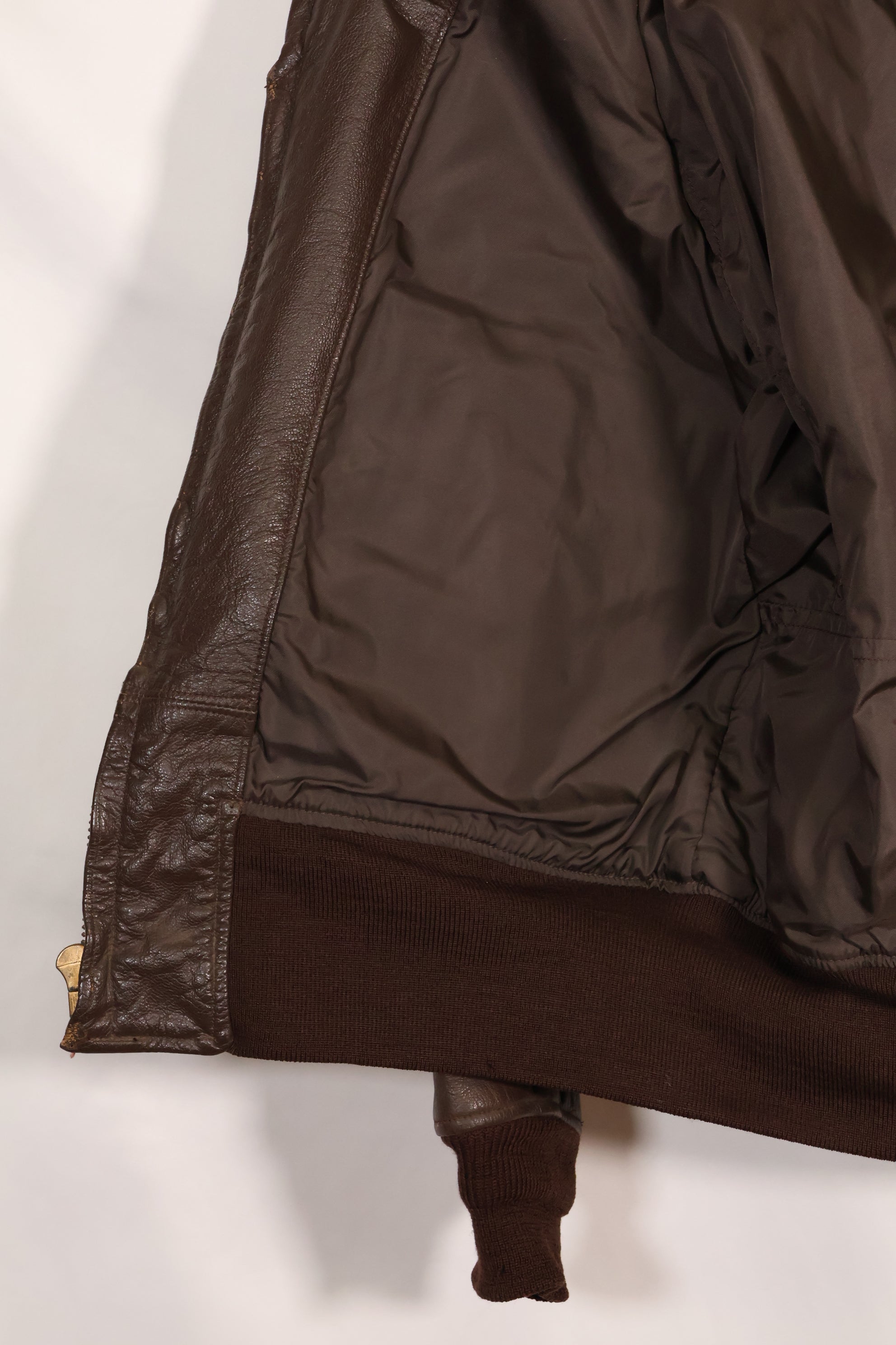 เสื้อแจ็คเก็ต G-1 Flight Jacket ของกองทัพเรือสหรัฐฯ มือสองจากช่วงปี 1950-1960 ไม่มีฉลากสัญญา