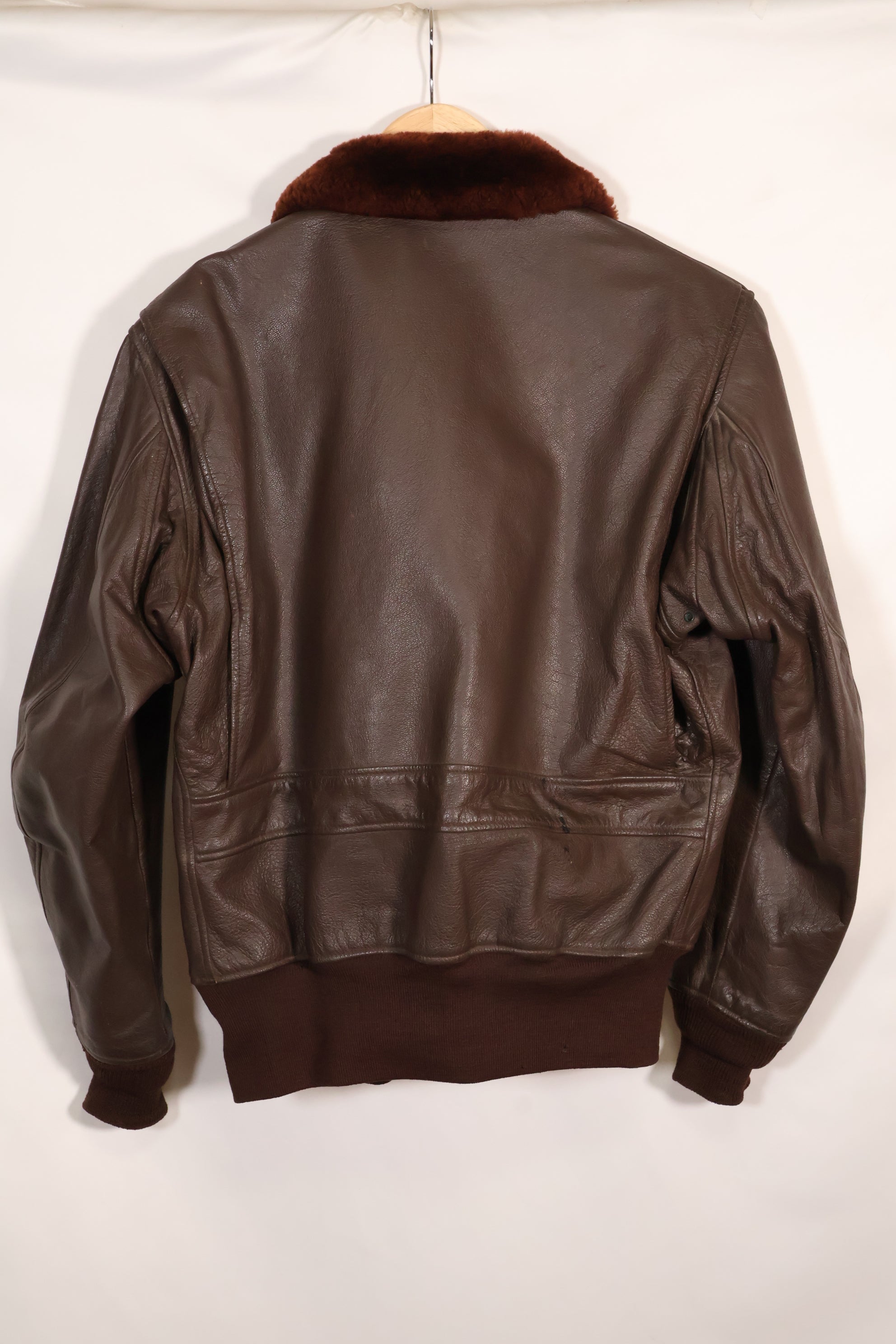 เสื้อแจ็คเก็ต G-1 Flight Jacket ของกองทัพเรือสหรัฐฯ มือสองจากช่วงปี 1950-1960 ไม่มีฉลากสัญญา