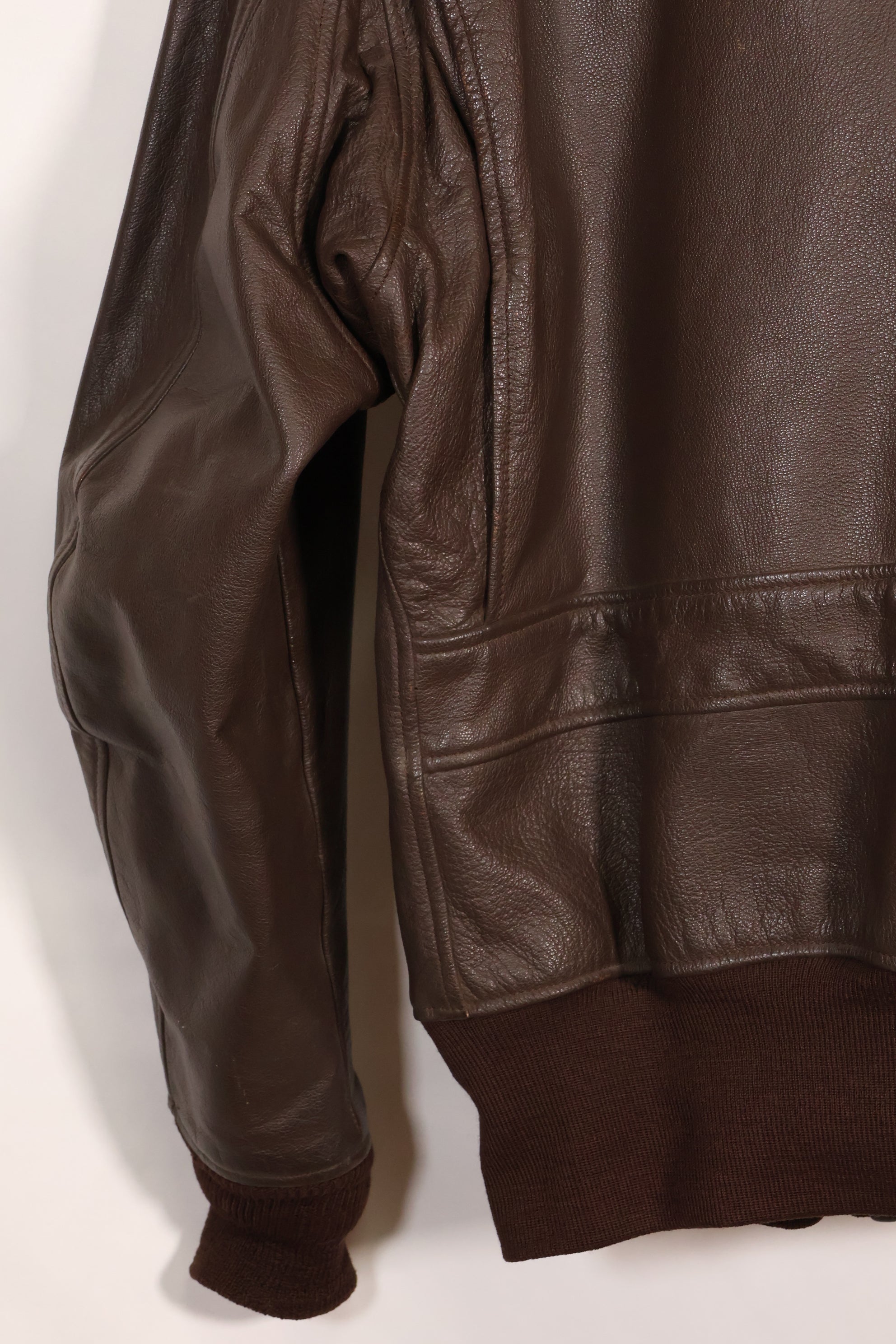 เสื้อแจ็คเก็ต G-1 Flight Jacket ของกองทัพเรือสหรัฐฯ มือสองจากช่วงปี 1950-1960 ไม่มีฉลากสัญญา