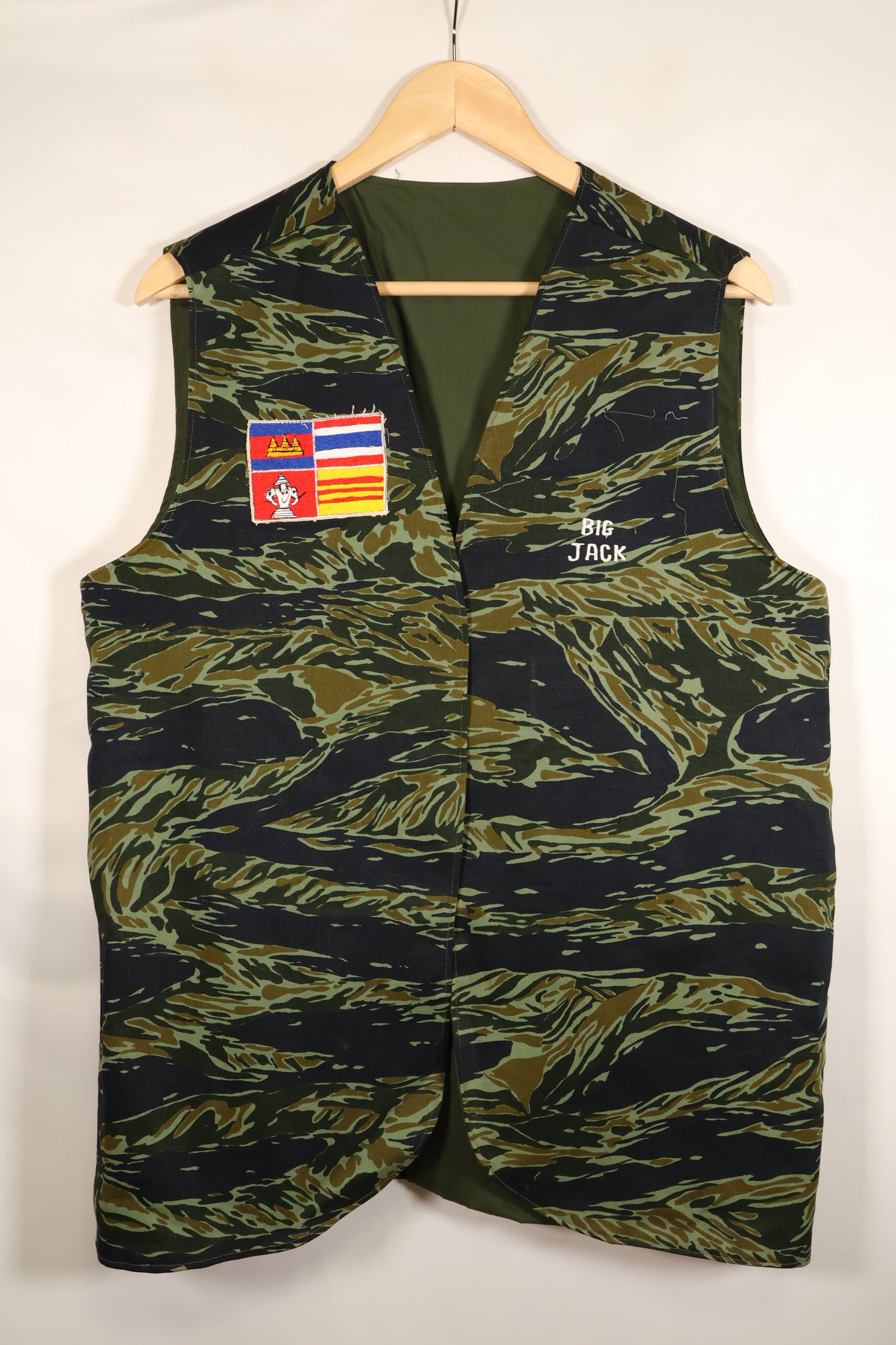 ประมาณปี 1970: เสื้อกั๊กสีลายเสือ Subania, ผลิตโดย Tai Taylor, ไม่เคยสวมใส่
