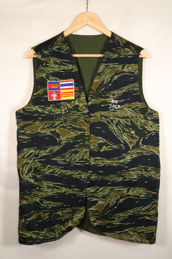 ประมาณปี 1970: เสื้อกั๊กสีลายเสือ Subania, ผลิตโดย Tai Taylor, ไม่เคยสวมใส่