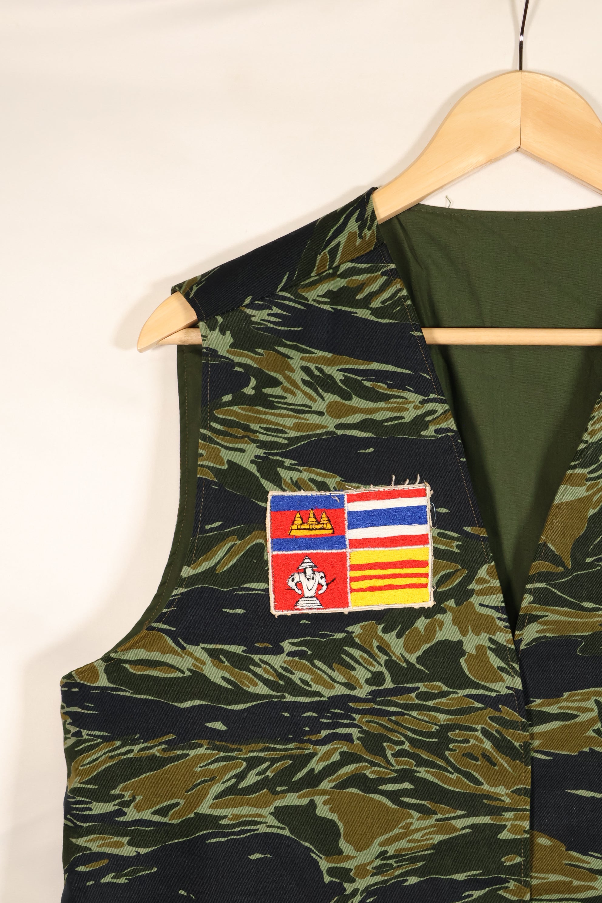 ประมาณปี 1970: เสื้อกั๊กสีลายเสือ Subania, ผลิตโดย Tai Taylor, ไม่เคยสวมใส่