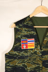 ประมาณปี 1970: เสื้อกั๊กสีลายเสือ Subania, ผลิตโดย Tai Taylor, ไม่เคยสวมใส่