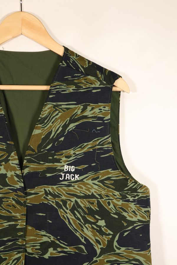 ประมาณปี 1970: เสื้อกั๊กสีลายเสือ Subania, ผลิตโดย Tai Taylor, ไม่เคยสวมใส่