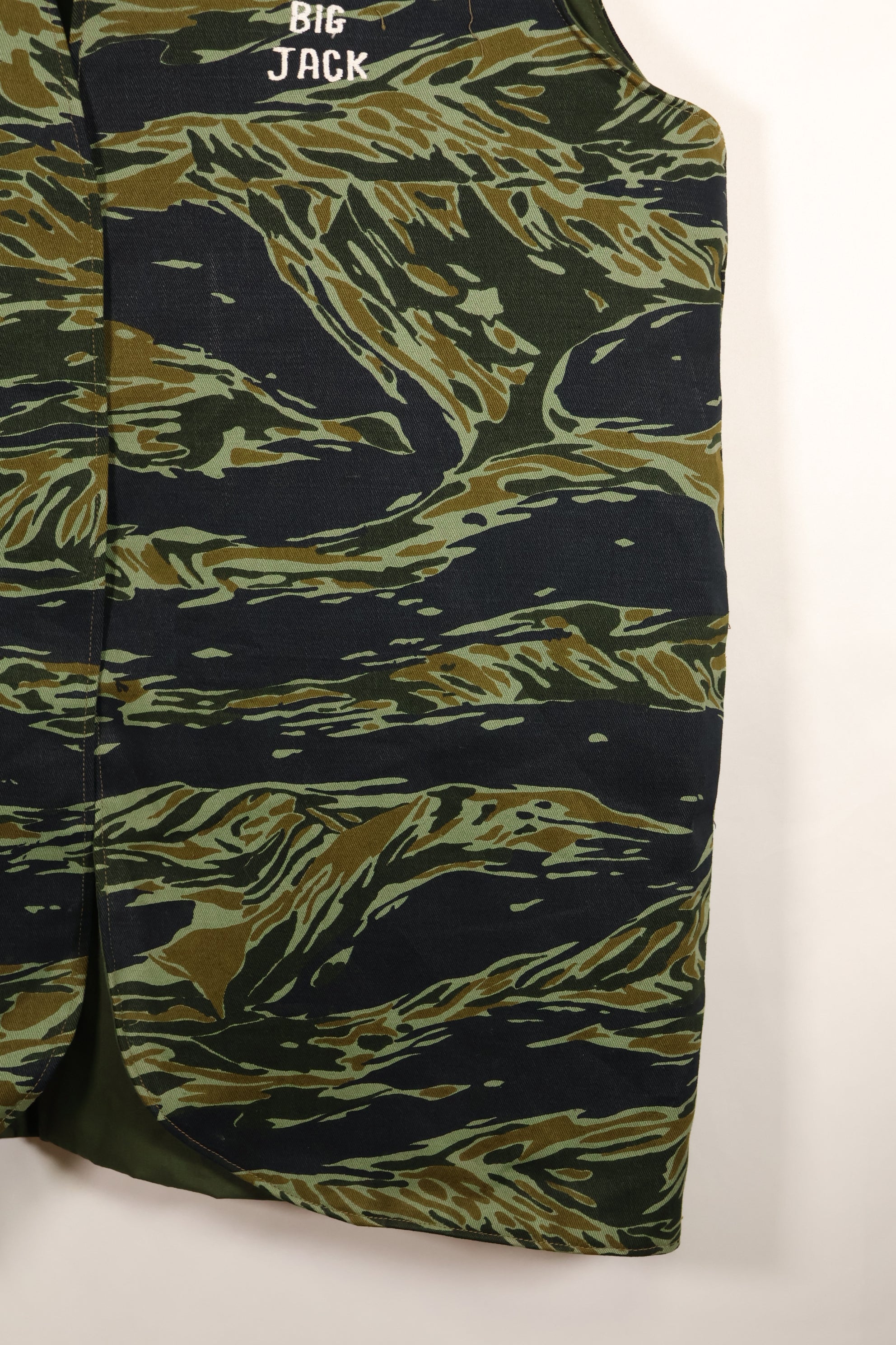 ประมาณปี 1970: เสื้อกั๊กสีลายเสือ Subania, ผลิตโดย Tai Taylor, ไม่เคยสวมใส่