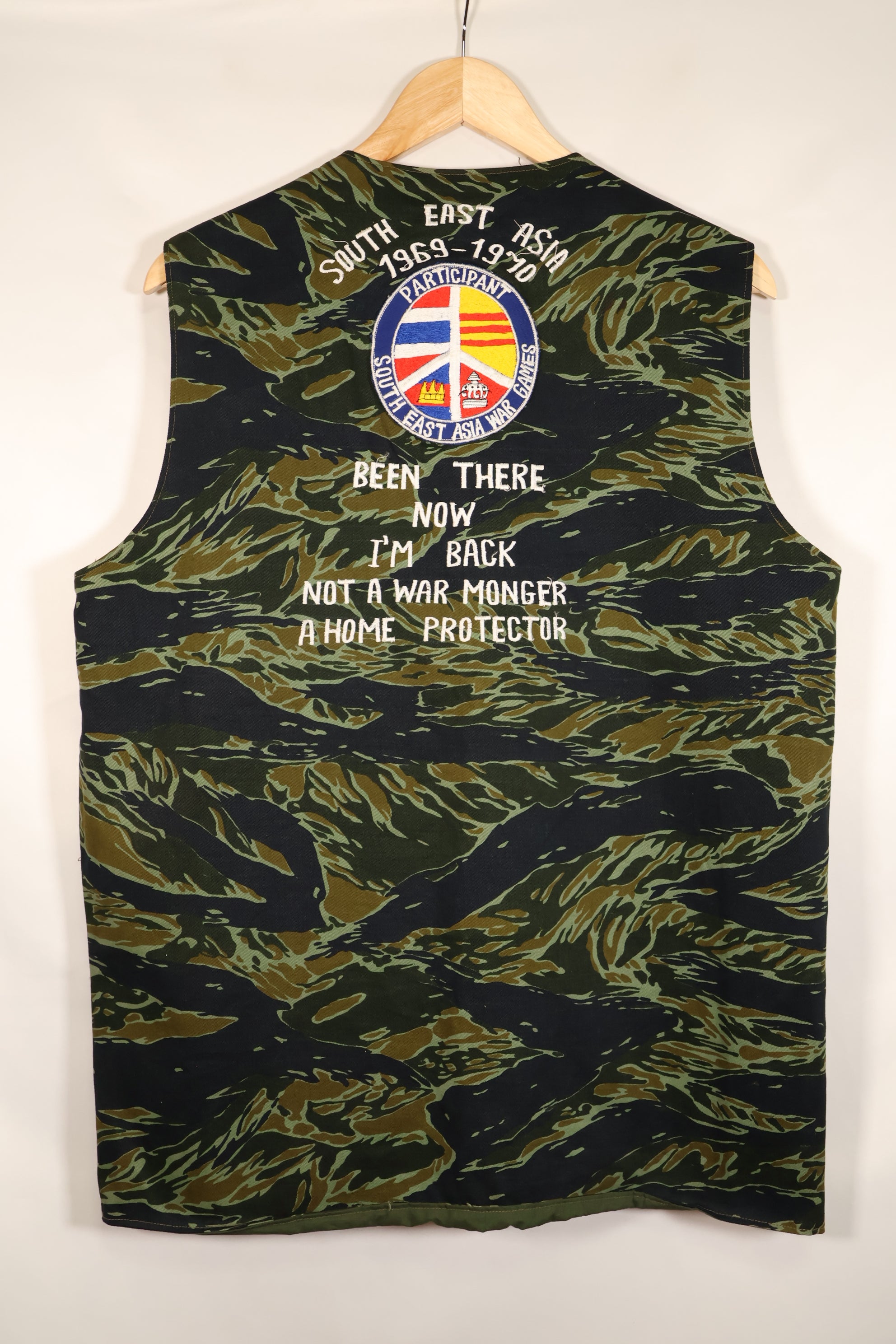 ประมาณปี 1970: เสื้อกั๊กสีลายเสือ Subania, ผลิตโดย Tai Taylor, ไม่เคยสวมใส่