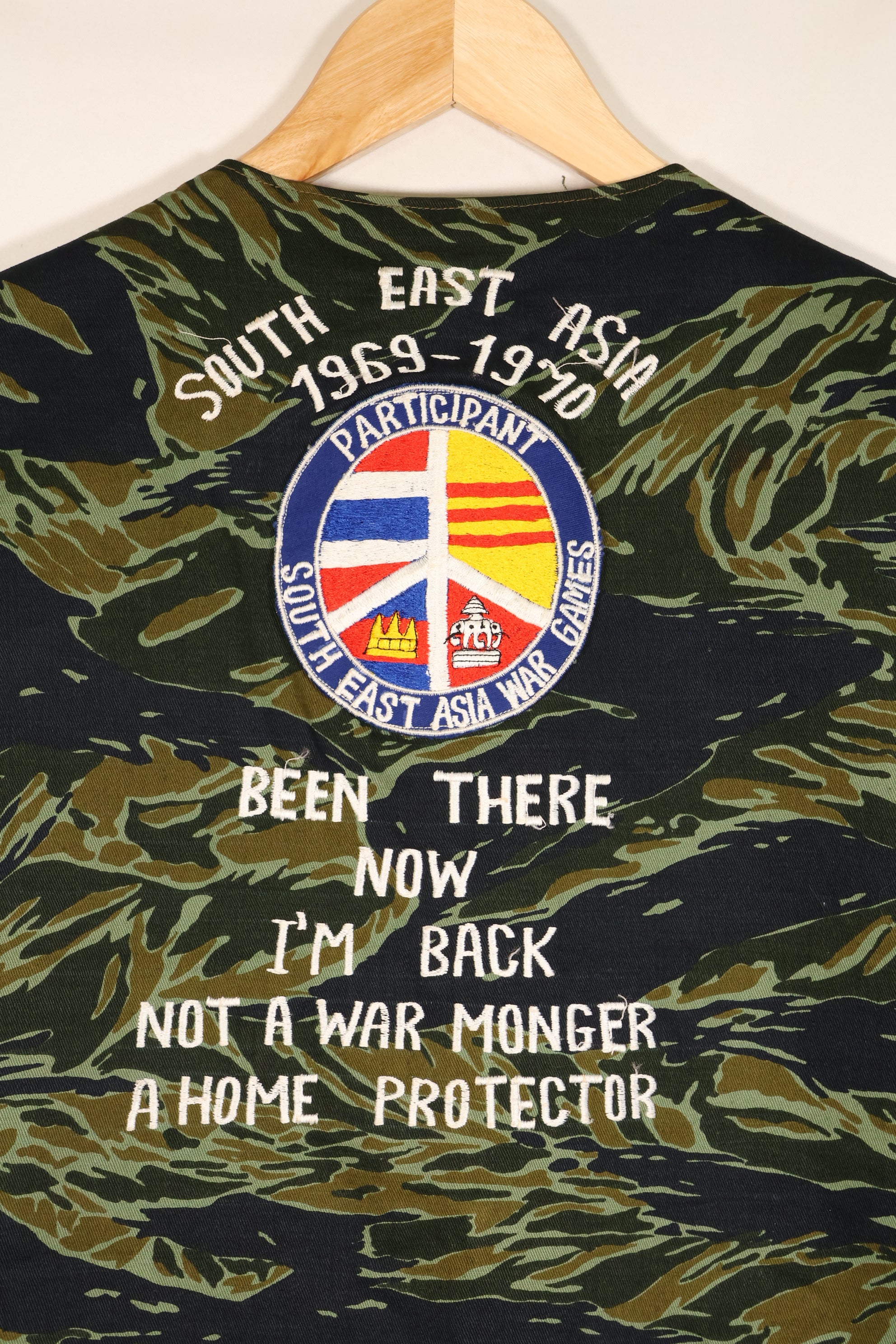 ประมาณปี 1970: เสื้อกั๊กสีลายเสือ Subania, ผลิตโดย Tai Taylor, ไม่เคยสวมใส่