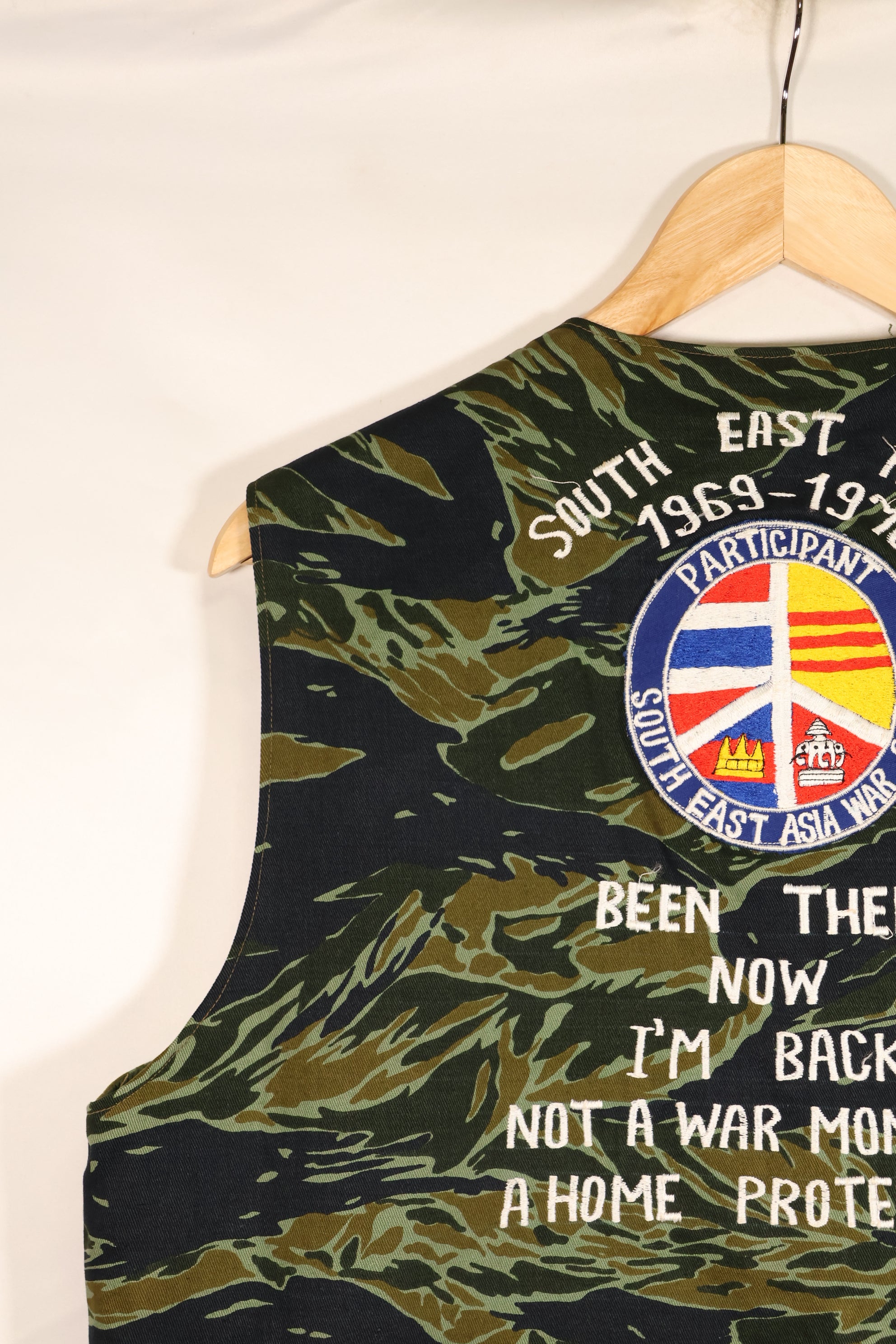 ประมาณปี 1970: เสื้อกั๊กสีลายเสือ Subania, ผลิตโดย Tai Taylor, ไม่เคยสวมใส่