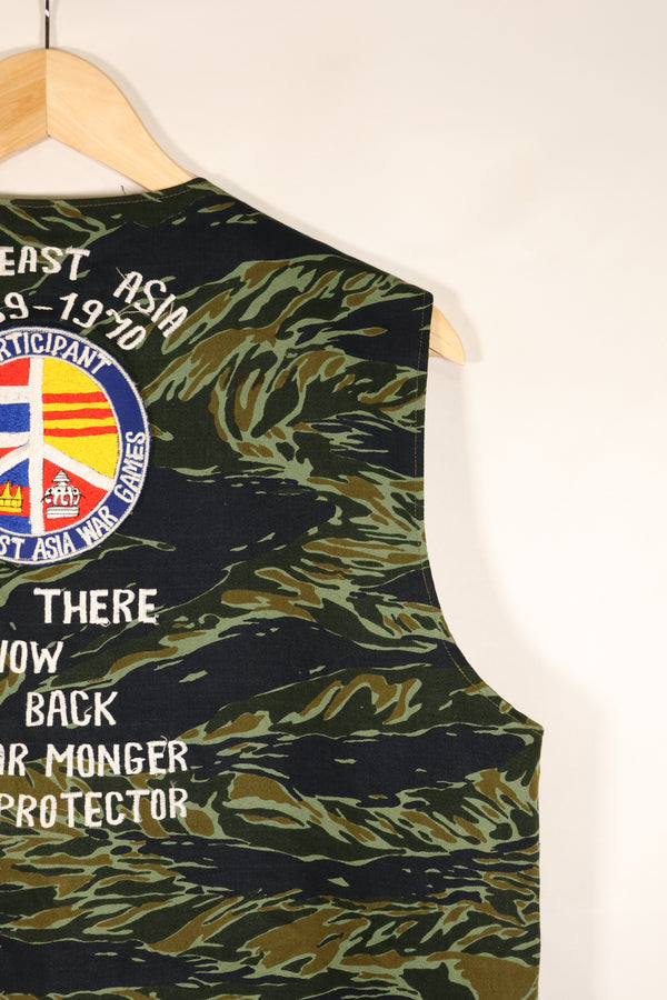 ประมาณปี 1970: เสื้อกั๊กสีลายเสือ Subania, ผลิตโดย Tai Taylor, ไม่เคยสวมใส่