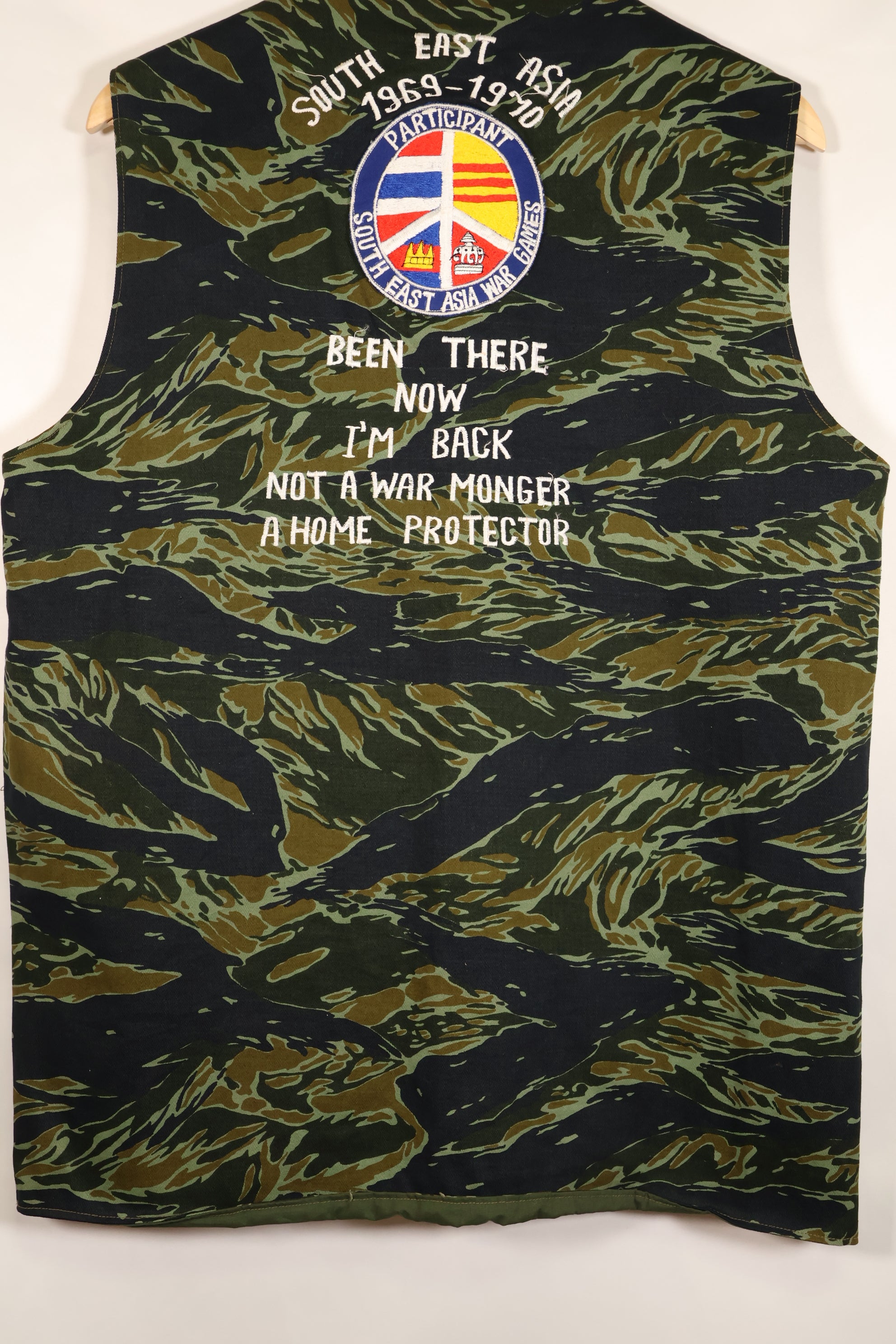 ประมาณปี 1970: เสื้อกั๊กสีลายเสือ Subania, ผลิตโดย Tai Taylor, ไม่เคยสวมใส่