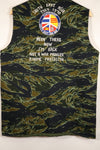 ประมาณปี 1970: เสื้อกั๊กสีลายเสือ Subania, ผลิตโดย Tai Taylor, ไม่เคยสวมใส่