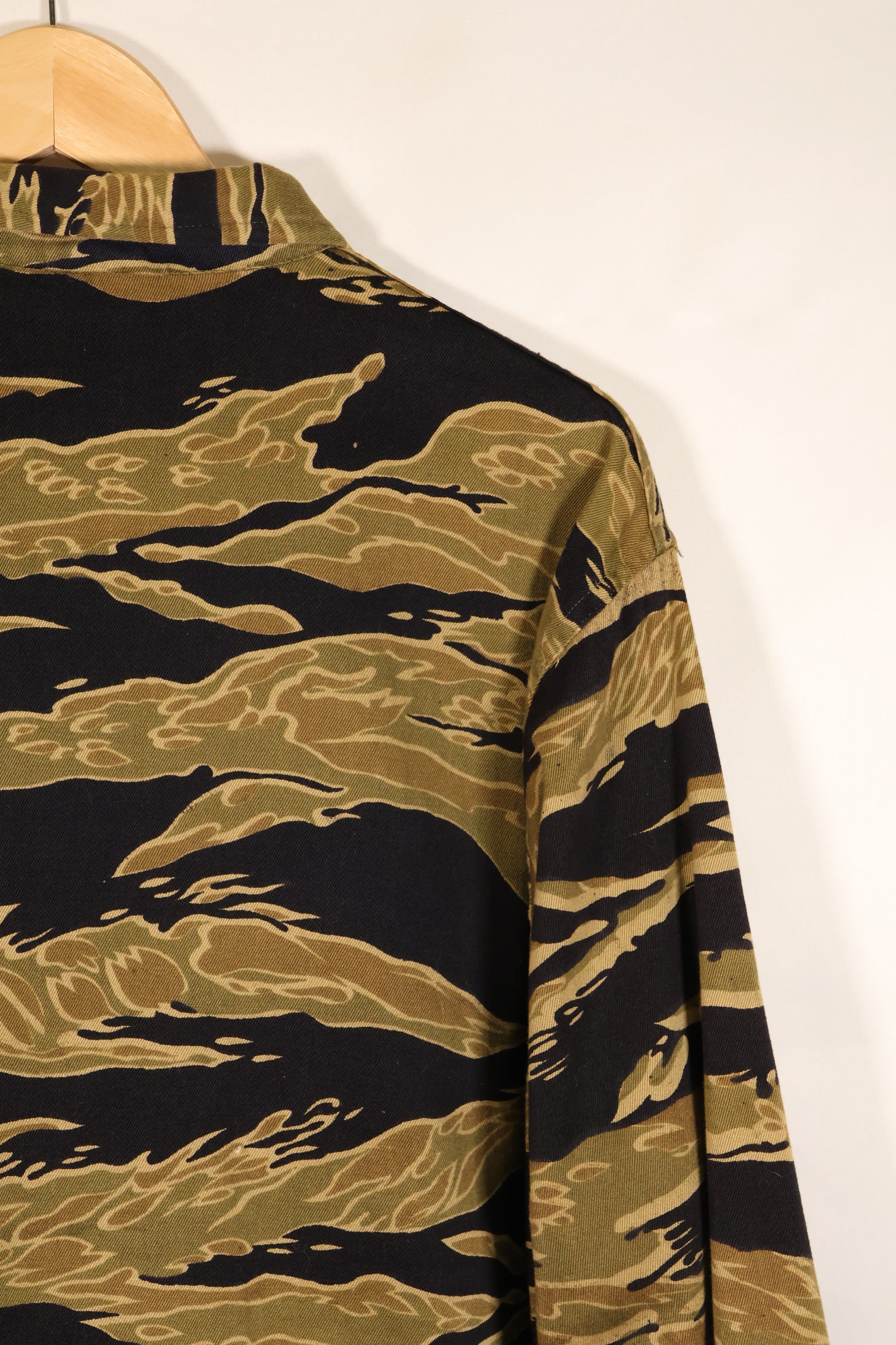 Late 1960s US-M Gold Tiger Tiger Stripe US-cut shirt, in good condition