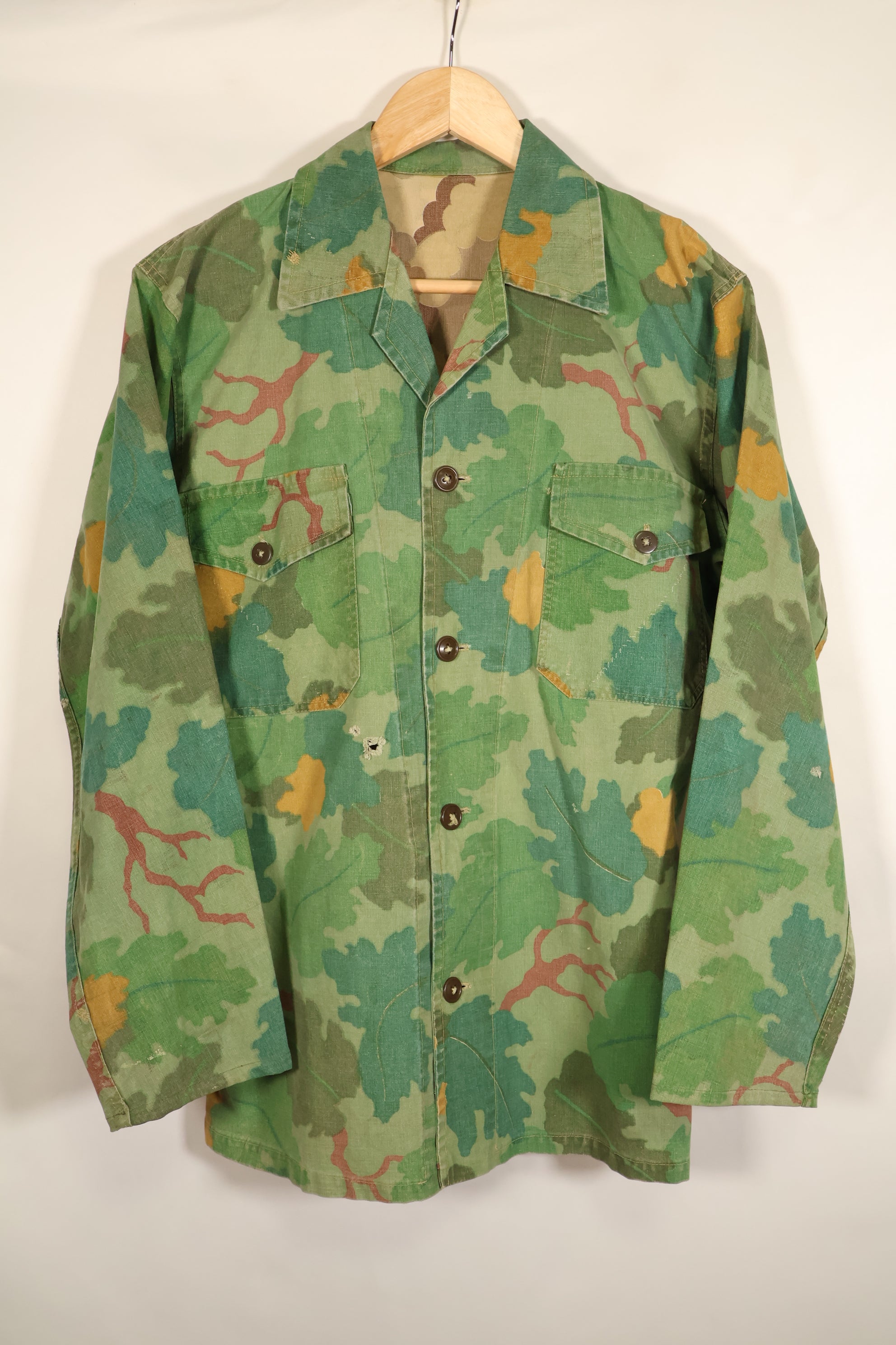 ปลายทศวรรษ 1960 ถึงต้นทศวรรษ 1970: เสื้อลายพรางยูทิลิตี้ Mitchell ของนาวิกโยธินสหรัฐฯ (USMC) ซื้อโดยส่วนตัว ผลิตจากผ้าเต็นท์