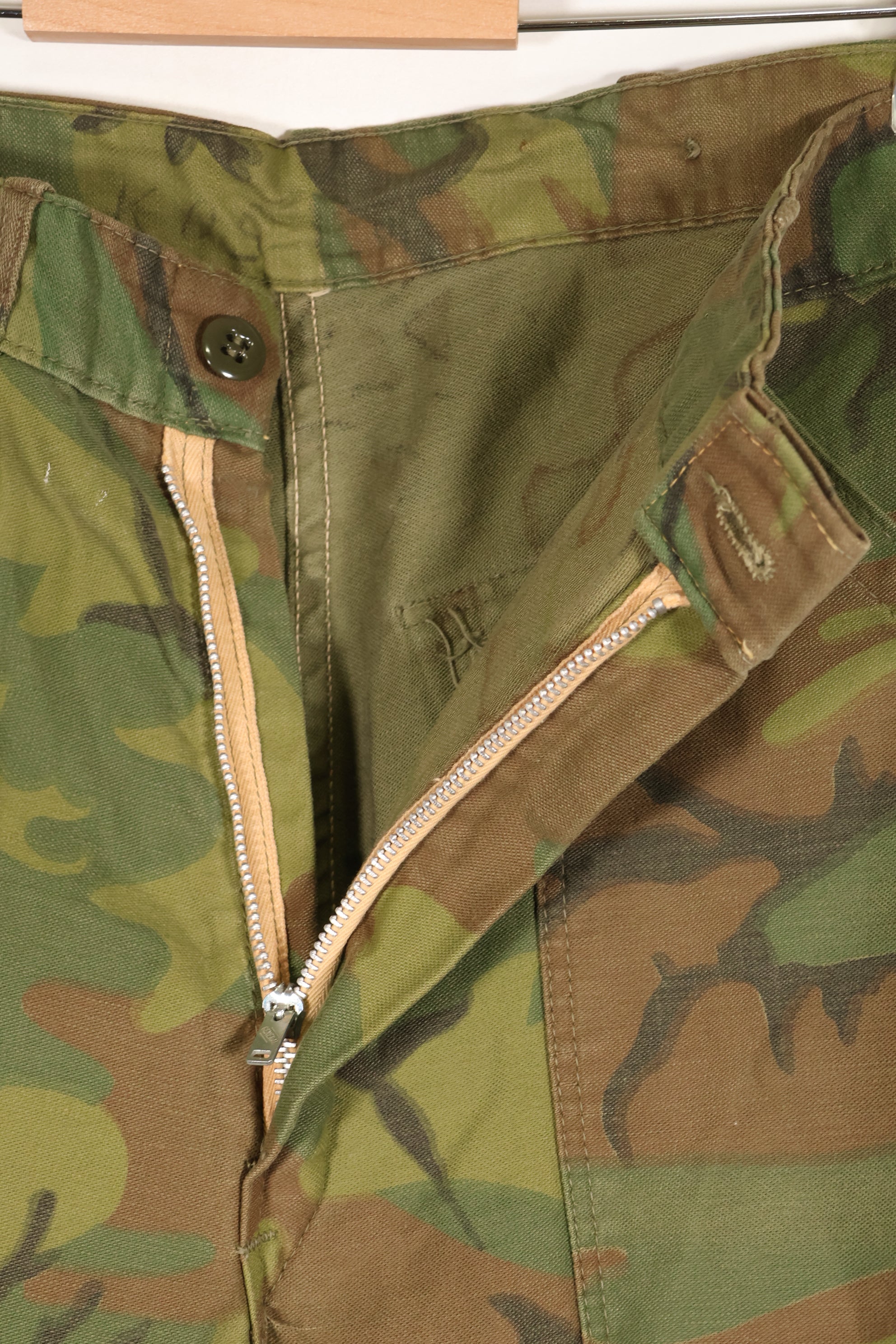 ทศวรรษ 1960 ลายพรางอินวิซิเบิลลีฟ กองทัพบกสหรัฐฯ กางเกงยูทิลิตี้แบบตัด เกือบไม่เคยใช้