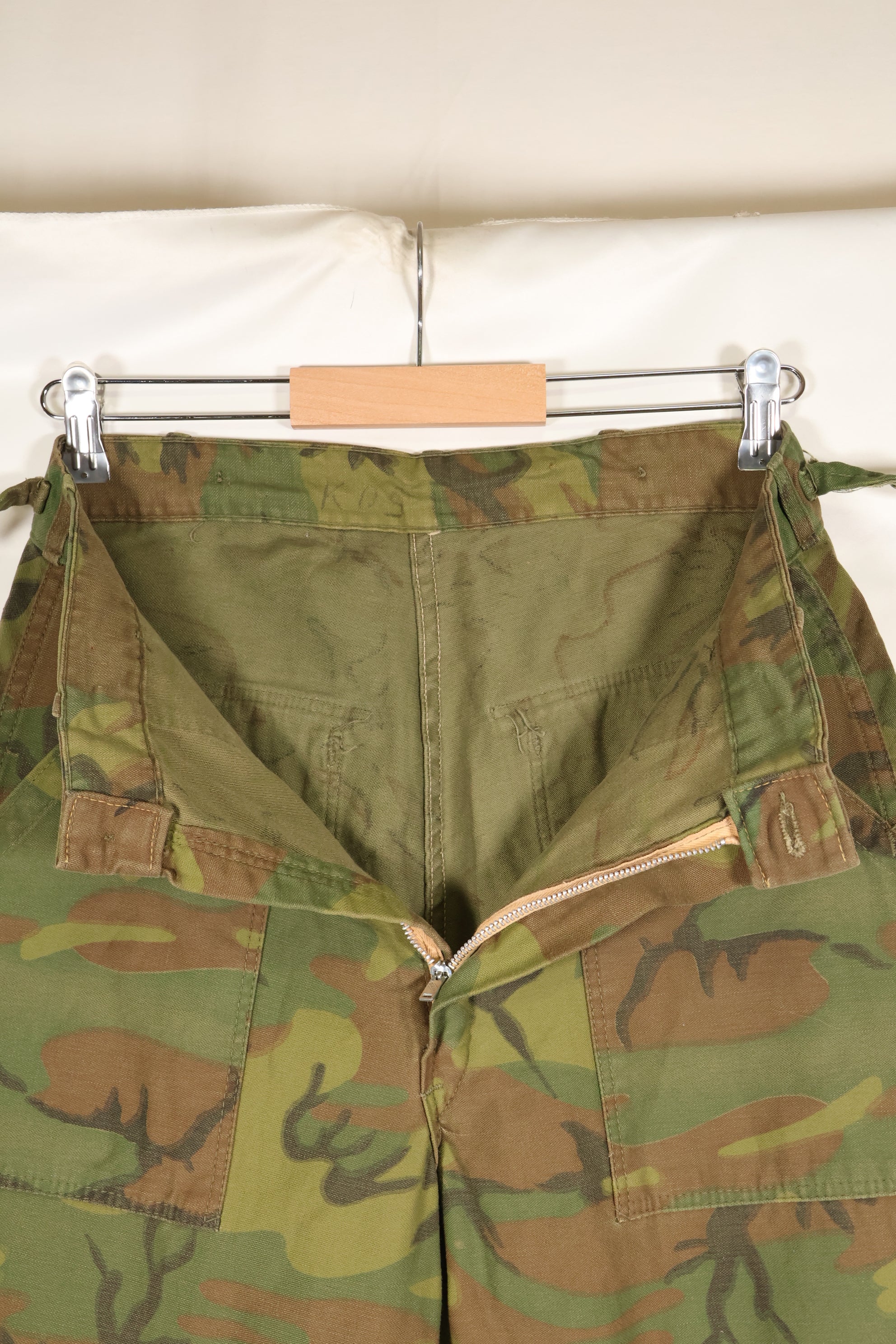 ทศวรรษ 1960 ลายพรางอินวิซิเบิลลีฟ กองทัพบกสหรัฐฯ กางเกงยูทิลิตี้แบบตัด เกือบไม่เคยใช้