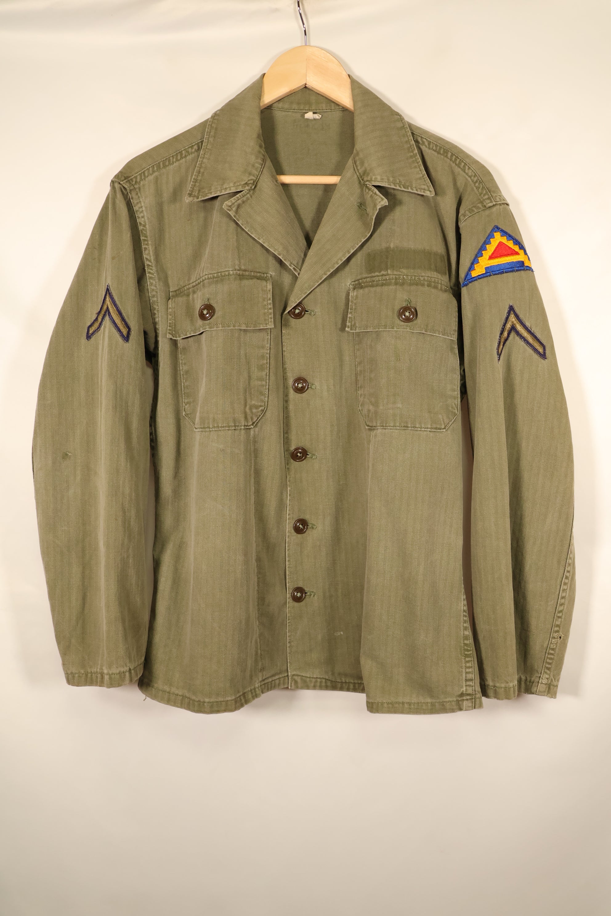 ปลายทศวรรษ 1940–1950: เสื้อยูทิลิตี้ M-47 HBT ของกองทัพสหรัฐฯ พร้อมแผ่นปะ, มือสอง
