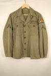 ปลายทศวรรษ 1940–1950: เสื้อยูทิลิตี้ M-47 HBT ของกองทัพสหรัฐฯ พร้อมแผ่นปะ, มือสอง