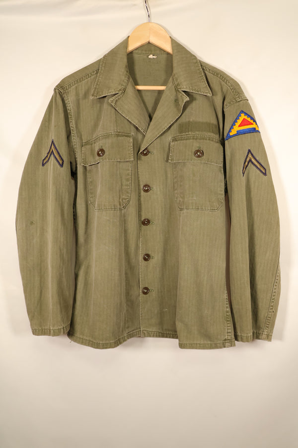 ปลายทศวรรษ 1940–1950: เสื้อยูทิลิตี้ M-47 HBT ของกองทัพสหรัฐฯ พร้อมแผ่นปะ, มือสอง