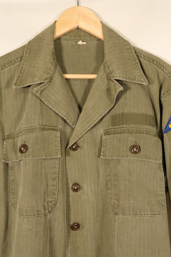 ปลายทศวรรษ 1940–1950: เสื้อยูทิลิตี้ M-47 HBT ของกองทัพสหรัฐฯ พร้อมแผ่นปะ, มือสอง