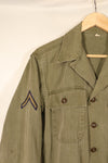 ปลายทศวรรษ 1940–1950: เสื้อยูทิลิตี้ M-47 HBT ของกองทัพสหรัฐฯ พร้อมแผ่นปะ, มือสอง