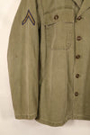 ปลายทศวรรษ 1940–1950: เสื้อยูทิลิตี้ M-47 HBT ของกองทัพสหรัฐฯ พร้อมแผ่นปะ, มือสอง