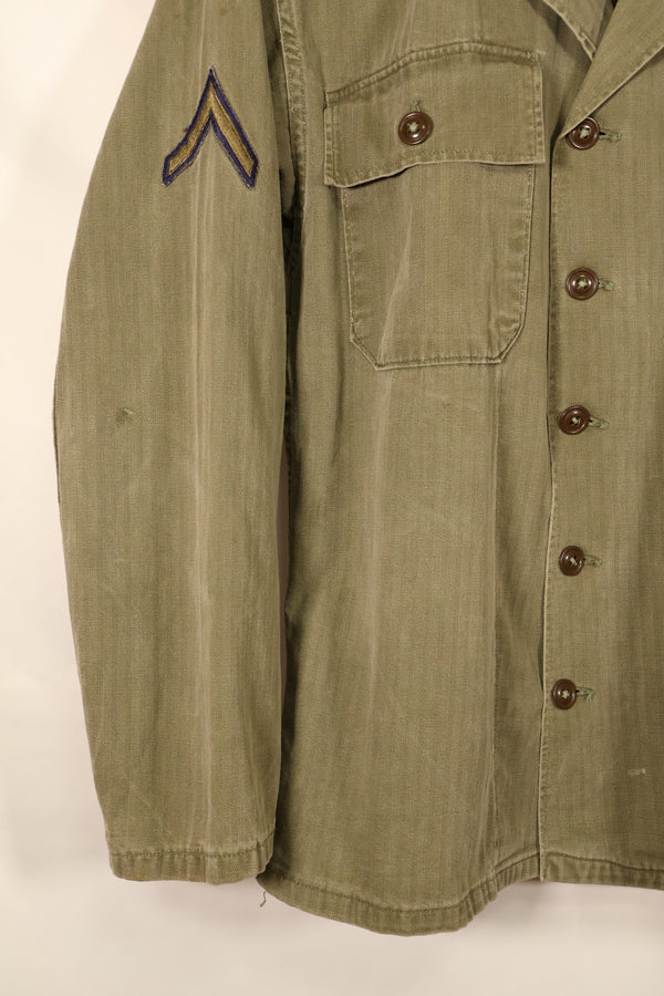ปลายทศวรรษ 1940–1950: เสื้อยูทิลิตี้ M-47 HBT ของกองทัพสหรัฐฯ พร้อมแผ่นปะ, มือสอง