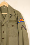 ปลายทศวรรษ 1940–1950: เสื้อยูทิลิตี้ M-47 HBT ของกองทัพสหรัฐฯ พร้อมแผ่นปะ, มือสอง