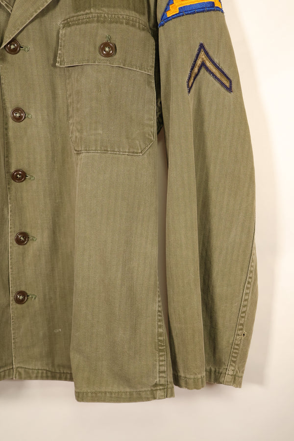 ปลายทศวรรษ 1940–1950: เสื้อยูทิลิตี้ M-47 HBT ของกองทัพสหรัฐฯ พร้อมแผ่นปะ, มือสอง
