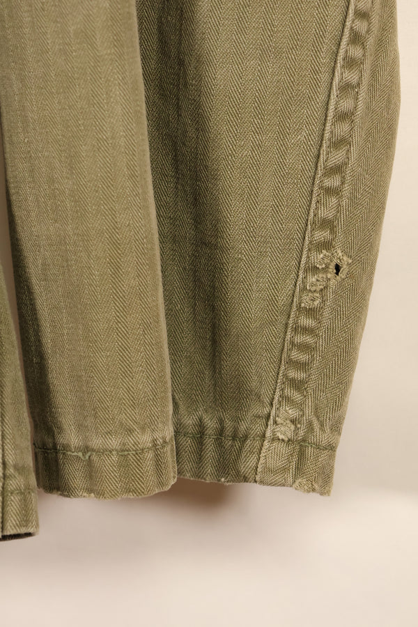 ปลายทศวรรษ 1940–1950: เสื้อยูทิลิตี้ M-47 HBT ของกองทัพสหรัฐฯ พร้อมแผ่นปะ, มือสอง