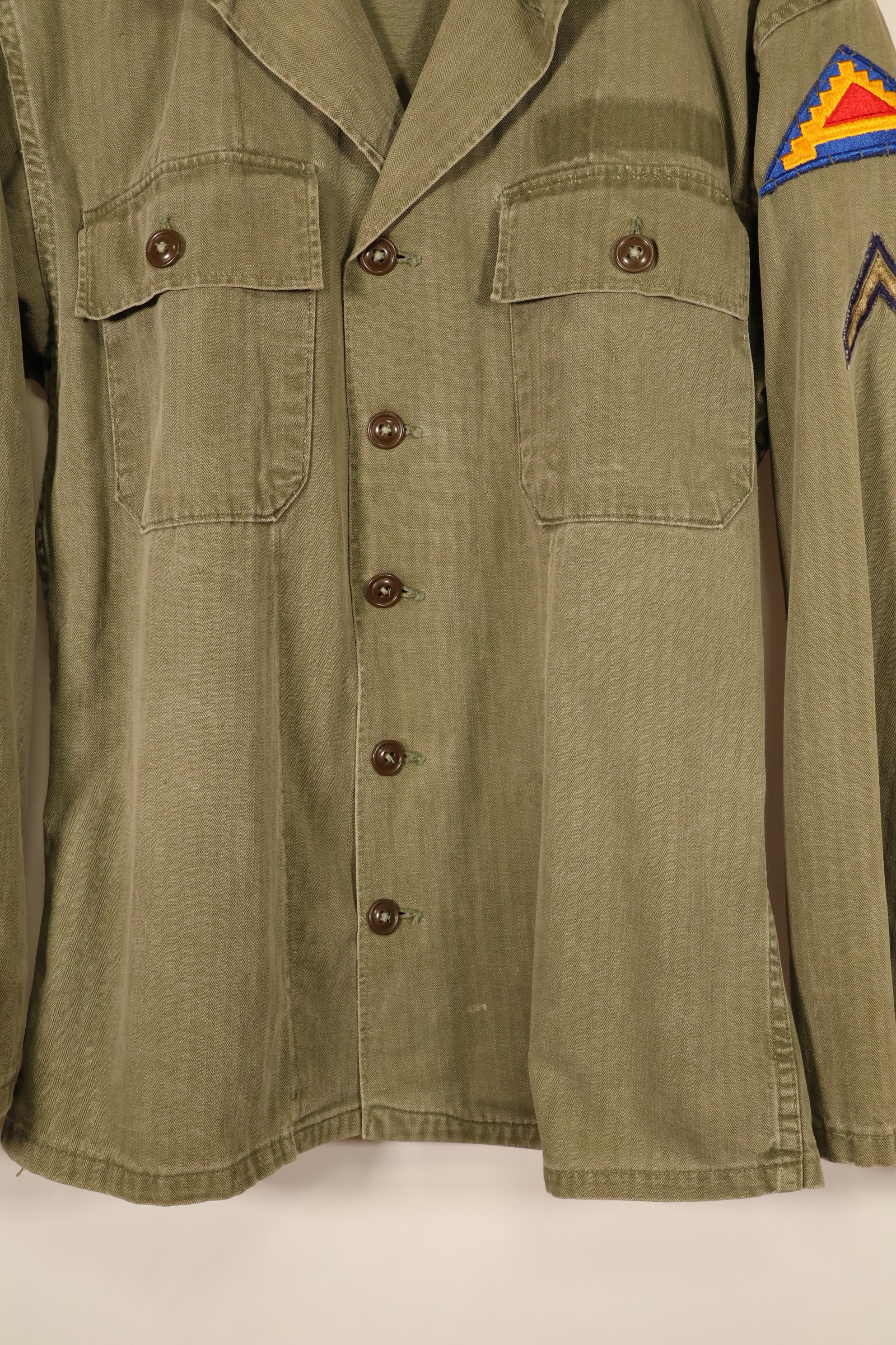 ปลายทศวรรษ 1940–1950: เสื้อยูทิลิตี้ M-47 HBT ของกองทัพสหรัฐฯ พร้อมแผ่นปะ, มือสอง