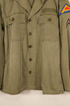 ปลายทศวรรษ 1940–1950: เสื้อยูทิลิตี้ M-47 HBT ของกองทัพสหรัฐฯ พร้อมแผ่นปะ, มือสอง