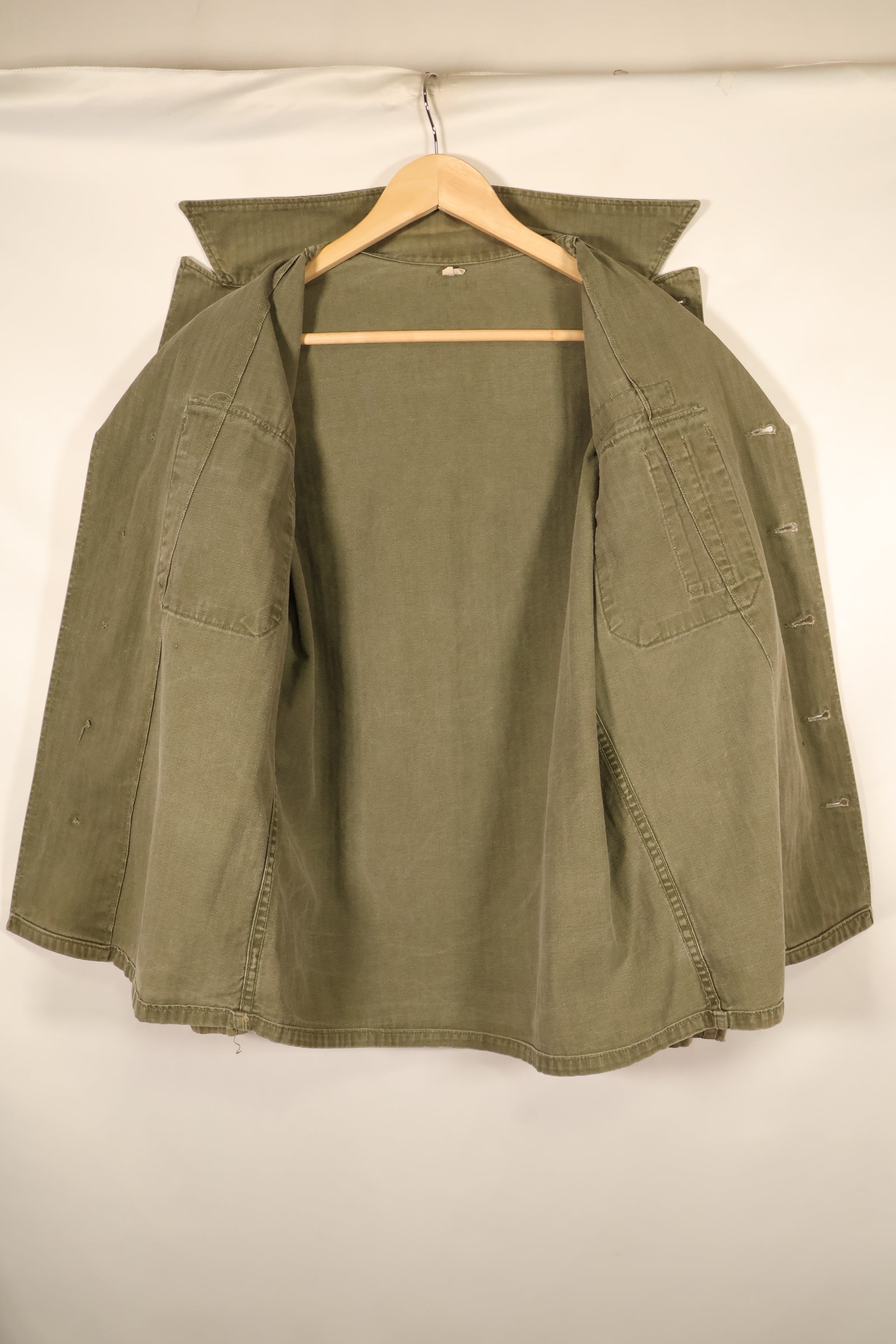 ปลายทศวรรษ 1940–1950: เสื้อยูทิลิตี้ M-47 HBT ของกองทัพสหรัฐฯ พร้อมแผ่นปะ, มือสอง