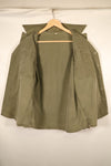 ปลายทศวรรษ 1940–1950: เสื้อยูทิลิตี้ M-47 HBT ของกองทัพสหรัฐฯ พร้อมแผ่นปะ, มือสอง