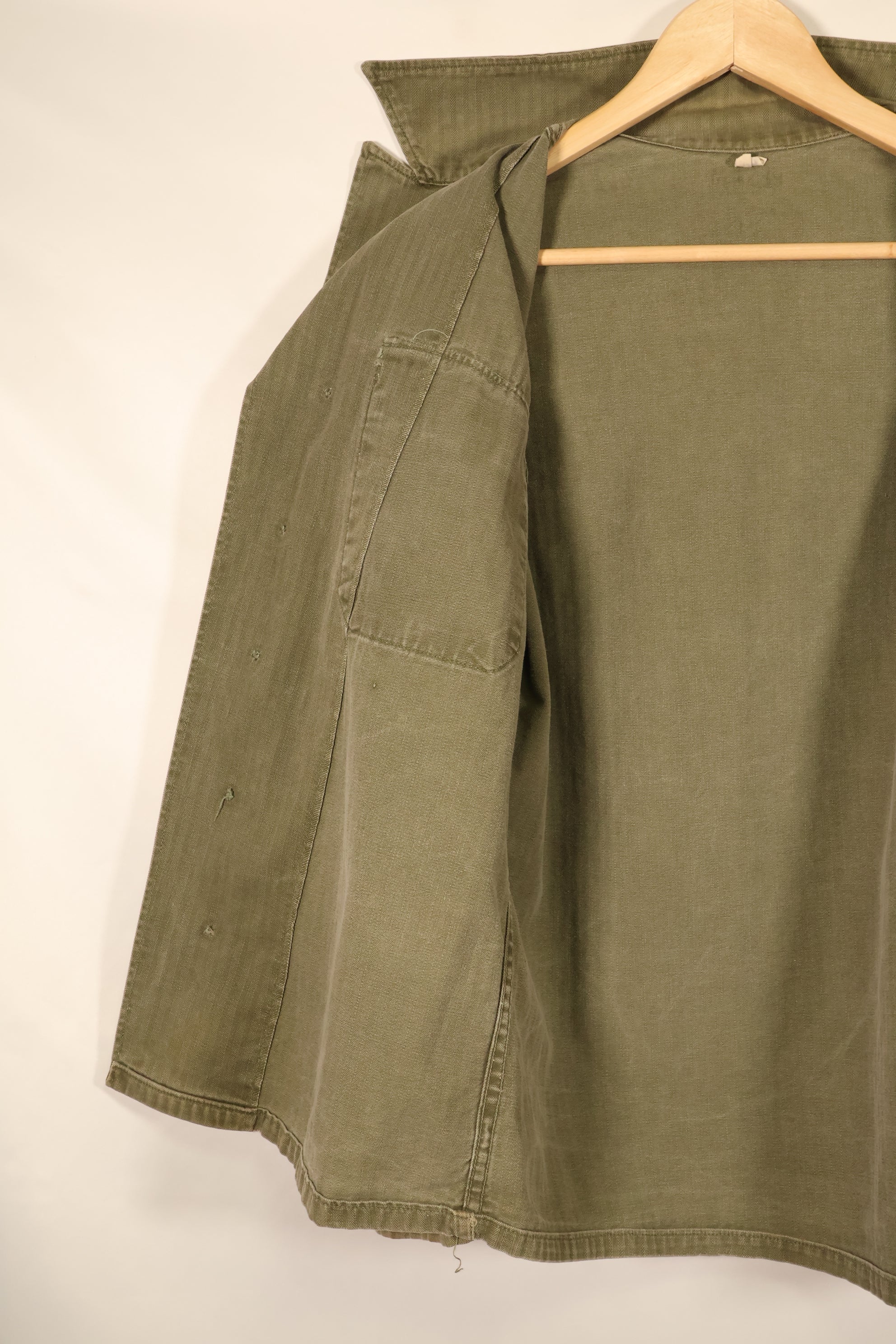 ปลายทศวรรษ 1940–1950: เสื้อยูทิลิตี้ M-47 HBT ของกองทัพสหรัฐฯ พร้อมแผ่นปะ, มือสอง