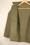 ปลายทศวรรษ 1940–1950: เสื้อยูทิลิตี้ M-47 HBT ของกองทัพสหรัฐฯ พร้อมแผ่นปะ, มือสอง