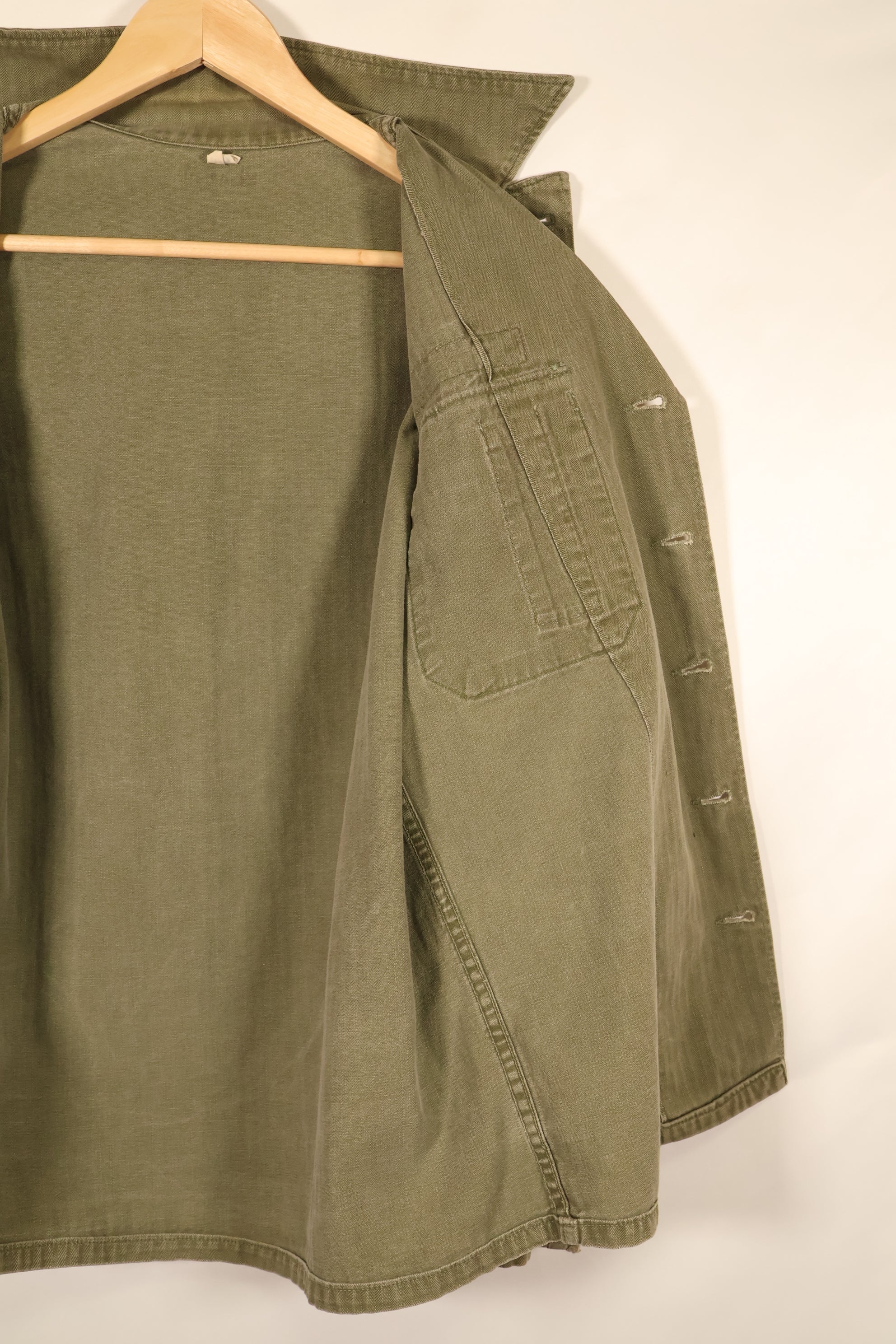 ปลายทศวรรษ 1940–1950: เสื้อยูทิลิตี้ M-47 HBT ของกองทัพสหรัฐฯ พร้อมแผ่นปะ, มือสอง